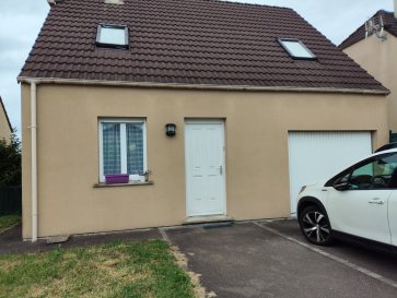 MAISON INDIVIDUELLE STE MARIE AUX CHENES   A LOUER .  A 25 km de Metz, proche toutes commodités, dans un lotissement calme, venez découvrir cette agréable maison individuelle d'environ 83 m2 bien entretenue, comprenant  :
 - au rez de chaussée : entrée, cuisine équipée, salon/séjour avec accès terrasse , cellier, wc, garage
 - sous les combles  : trois chambres, salle de bains, wc
 - jardin clos et arboré
 DPE D     LOYER : 1 000 EUR  + CHARGES  20 EUR  (ordures ménagères)  DEPOT DE GARANTIE : 1 000 EUR       HONORAIRES AGENCE : 600 EUR 
 Contact : UNION IMMOBILIERE 06.21.75.88.18