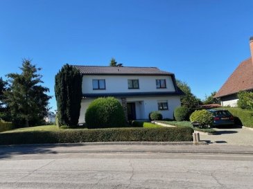 Jolie maison individuelle,grand living accès terrasse, cuisine équipée,4 chambres à coucher, salle de bains avec W.C., W.C a part, chauffage à mazout, garage pour 1-2 voitures, emplacement devant la maison pour 4 voitures, jardin.
La maison est située dans une cité très tranquille,proche de  Luxembourg-Kirchberg,possibilité d'autobus vers Luxembourg-ville,Echternach,Grevenmacher et bien d'autres destinations.                  CRÈCHE PAIPERLECKPRÉCOCE ET ÉCOLE PRÉSCOLAIRE DE JUNGLINSTER « LOUPESCHT »ÉCOLE FONDAMENTALE DE JUNGLINSTER,SEA DE JUNGLINSTERLËNSTER LYCÉEJUGENDHAUS JONGLËNSTER.
Commerce Centre Langwiss 1 et 2 à Junglinster, restaurants etc.