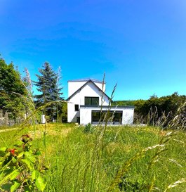Proximmo a le plaisir de vous proposer à la vente cette spacieuse maison unifamiliale entièrement rénovée dans la commune de Lenningen, au coeur de la Moselle Luxembourgeoise.

D'une surface totale de 270m2, et habitable de 170m2, elle dispose d'un total de 4 chambres dont 3 suites parentales, rénové en mariant charme traditionnel et modernité.

Localisée dans un quartier résidentiel très tranquille, cette spacieuse maison individuelle de construction robuste saura vous plaire par ses nombreuses pièces, ses volumes idéaux et son magnifique jardin avec vue sur les vignes.

Vous avez toujours rêvé de vivre en campagne, mais avec tous les avantages des commodités alentours et une connexion rapide à la ville de Luxembourg ?
Alors cette maison est faite pour vous.

La construction a été réalisée sur un terrain de 10,9 ares orienté Sud-Ouest, et dispose d'un sous-sol complet pouvant accueillir un espace bien-être avec sauna ou hammam.

La maison se compose comme suit :

Sous-sol 
- chaufferie
- caves
- pièce rangement / débarras
- buanderie
- garage pour 1 véhicule

Rez De Chaussée
- Hall d'entrée - WC séparé
- Cuisine équipée italienne ouverte sur salon séjour
- Salle à manger - salon
- Terrasse
- Jardin
- 1 chambre ou bureau

1er étage
- 2 suites parentales avec salles de douche privatives
- Terrasse 

Combles
- 1 suite parentale avec salle de douche privative


Informations complémentaires :
- 2 emplacements de parking extérieurs devant la maison
- Autorisation pour piscine creusée dans le jardin
- Rénovation complète en 2022-2023 (pompe à chaleur, menuiseries extérieures triple vitrage, électricité, façade extérieure isolante, cuisine équipée italienne, sols en chêne massif, carrelage, peintures, etc...)

A visiter immédiatement !

Si ce bien vous intéresse, veuillez nous contacter au +352 621 344 644 ou par email info@citra.lu pour de plus amples informations ou pour fixer une visite.

-----------------------------------------------------------------------------------------------------

Proximmo is pleased to offer this spacious, fully-renovated detached house for sale in Lenningen, in the heart of Luxembourg's Moselle region.

With a total surface area of 270 sqm and 170 sqm of living space, it has a total of 4 bedrooms, including 3 master suites, and has been renovated to combine traditional charm and modernity.

Located in a very quiet residential area, this spacious, solidly-built master house will delight you with its many rooms, ideal volumes and magnificent garden overlooking the vines.

Have you always dreamed of living in the countryside, but with all the advantages of nearby amenities and a fast connection to Luxembourg City?
Then this is the house for you.

The house was built on a 10.9-acre plot facing south-west, and has a full basement with space for a wellness area with sauna or hammam.

The house is composed as follow :

BASEMENT
- boiler room
- cellars
- storage room
- utility room
- garage for 1 vehicle

GROUND FLOOR
- Entrance hall - Separate WC
- Italian fitted kitchen opening onto living room
- Dining room - living room
- Terrace
- Garden area
- 1 bedroom or study

1ST FLOOR
- 2 master suites with private shower rooms
- Terrace 

ATTIC
- 1 master suite with private shower room


Additional information:
- 2 outdoor parking slots in front of the house
- Authorisation for in-ground swimming pool in the garden
- Fully renovated in 2022-2023 (heat pump, triple-glazed exterior windows, electricity, insulated exterior facade, Italian fitted kitchen, real oak parquet, tiling, paintwork, etc.).

Immediatly avaibable !

If you are interested in this property, please contact us on +352 621 344 644 or email info@citra.lu for further information or to arrange an viewing.