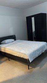 Chambre meublée à louer avec salle de douche et WC privés - Quartier pratique et accessible

Nous vous proposons une chambre meublée spacieuse et lumineuse, idéale pour une personne recherchant confort et praticité.

Caractéristiques de la chambre :

Chambre entièrement meublée, offrant tout le nécessaire pour un séjour agréable.

Salle de douche privée, offrant intimité et confort.

WC privés à l'intérieur de la chambre.

Espaces communs :

Cuisine équipée, à partager avec d'autres occupants, idéale pour préparer vos repas.

Buanderie également en commun, avec lave-linge et sèche-linge disponibles.

Localisation :

L'arrêt de bus est situé juste devant la porte de l'immeuble, offrant un accès facile aux transports en commun.

Le quartier est calme et bien desservi, avec toutes les commodités à proximité (commerces, supermarchés, restaurants, etc.). 
Contact:
M. Tinelli
Tél: 691 241 181