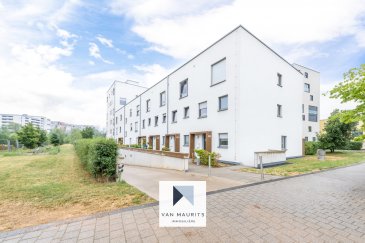 Située à Belvaux, ce beau triplex fait partie d'un ensemble bâti en 2014, et offre une surface habitable de ± 150 m² pour une surface totale de ± 187 m².
Il est constitué comme suit :

Le rez-de-chaussée comprend un hall d’entrée ± 4 m², une toilette d’invité ± 2 m², une agréable pièce de vie de ± 41 m² composée d'une partie Salon et d'une partie Salle à manger, d'une cuisine ouverte de ± 6 m². La pièce de vie s'ouvre par une large baie vitrée sur une belle terrasse de ± 23 m².

Au 1er étage, un palier ± 4m² dessert une chambre de ± 20 m² et un bureau de ± 9 m² et une salle de bain de ± 9 m² avec baignoire complète cet étage.
Au 2ème étage, un palier ± 4 ² dessert deux chambres de ± 20 m² et ± 17m² et une salle de douche de ± 7 m² avec WC suspendu.

Au sous-sol, l'habitation dispose d'un grand garage privatif de ± 30 m² pouvant accueillir deux voitures. L'accès se fait par le garage de la copropriété (avec porte motorisée).

Généralités:

Triplex moderne en excellent état, idéale pour une famille avec enfants.
Double vitrage, châssis ALU, volets électriques et manuelle.
Chauffage URBAIN.
Vidiophone.
Classe énergétique A-B
Cuisine équipée et aménagée.
Garage 2 emplacements, accessible par l'entrée commune du garage.
Terrasse accessible depuis le salon par une grande baie vitrée.
Proche du centre de Belvaux et de ses commerces, dans le quartier résidentiel de Belval Nord et à l’entrée du parc.
Charges +/- 400€
A deux minutes de l’école fondamentale de la crèche, maison relais et de son hall sportif (KannerCampus Belval)
