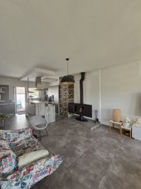 Immo Nordstrooss vous propose en vente une charmante maison individuelle située à proximité de l'autoroute ainsi que du centre ville avec toutes ses commodités dans le Cité Loppert à Ettelbruck sise sur un terrain de +/-8.18 ares.

La maison s'apprête idéalement
pour combiner une profession libérale ou deux famille.

Construite en 1980, la maison offre une surface habitable de +/- 228,07 m2 et une surface totale de +/- 307 m2.

- au rez-de-chaussée hall d'entrée/escalier 18.37m2, bureau 10.79m2, un grand garage pour deux voiture 37.80, espace chaufferie, une cave et 2 emplacements extérieurs.

- au rez-de-jardin le hall, un grand living trés spacieux avec une salle à manger, une cuisine bien équipée ouverte 47.03m2 avec accès au terrasse 39m2 et au jardin, et 3 chambres à coucher ( 16.05m2, 15.96m2, 9,20m2 ), salle de douche avec double vasque 6.78m2,et un WC séparé.

- à l'étage hall de nuit, 2 grande chambres à coucher, une avec accès au balcon7.50m2 avec magnifique vue, salle de bain et une espace kitchinette.

Situation : en périphérie Ouest, dans un lotissement à flanc de colline orienté Sud proche de la voirie principale. Cadre vallonné en pleine nature. Stationnement possible en bordure de voirie. Bonnes liaisons avec le centre-ville.

Pour tout renseignement complémentaire ou information veuillez nous contacter par email info@immonordstrooss.lu ou par Tél: 691 850 805.

Proposition de crédit/financement à taux compétitif auprès des banques Luxembourgeoise incluse dans nos services gratuits.