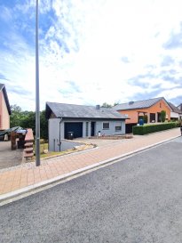 Immo Nordstrooss vous présente cette charmante maison libre des 4 côtés, construite entre 1988 et 1992 située en calme dans le Cité Patton à Ettelbruck sise sur une parcelle de 4,16 ares clôture et arbore, la maison offre une surface habitable de +/- 130 m2 et une surface totale de +/-190 m2:

La maison se compose comme suit:

Sous-sol:
Hall de nuit,
Chambre de 12,7m2,
Chambre parentale avec douche de 21m2,
Débarras,
Buanderie/Chaufferie,
Belle terrasse de +/-35m2,
Jardin,

Rez-de-chaussée:
- Garage pour une voiture,
- Hall d'entrée,
- Cuisine équipée semi ouvert donnant vers spacieux living / salle à manger de 59m2 avec accès au balcon sans vis à vis,
- Bureau/Chambre
- Salle de bains

Grenier Aménageable de +/-45m2

Situation : en périphérie Ouest, dans un lotissement à flanc de colline orienté Sud proche de la voirie principale. Cadre vallonné en pleine nature. Stationnement possible en bordure de voirie. Bonnes liaisons avec le centre-ville.

Pour tout renseignement complémentaire ou information veuillez nous contacter par email info@immonordstrooss.lu ou par Tél: 691 850 805.

Proposition de crédit/financement à taux compétitif auprès des banques Luxembourgeoise incluse dans nos services gratuits.