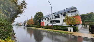 Bridel, à vendre: magnifique duplex de 90 m2 habitable (99 m2 surface utile): situé dans un quartier paisible et prisé, ce bien est l'opportunité idéale pour ceux qui cherchent à habiter dans un environnement privilégié à proximité de Luxembourg-Ville.
Au 1er niveau du duplex se situent l'entrée, le WC séparé, le living et l'espace repas ainsi que la cuisine équipée très spacieuse. Le balcon est accessible du living et de la cuisine par des portes-fenêtres.
L'escalier menant au 2e niveau du duplex est vitré, donnant une luminosité exceptionnelle au bien. Au 2e niveau se trouvent une très grande chambre à coucher et une salle de bains moderne, ainsi qu'un hall permettant d'aménager un espace bureau. 
Le duplex dipose d'une cave privée au rez-de-chaussée et d'un garage fermé (porte motorisée, 16 m2) pour une voiture. 
La résidence, très bien entretenue, est équipée d'un ascenseur et d'une buanderie commune. De plus, le raccordement à la fibre optique vous garantit une excellente connexion internet.

Un parking extérieur supplémentaire peut être acheté en option au prix de 30.000 €.

Imprégnez-vous de l'atmosphère conviviale de Bridel, notamment prisée pour ses établissements scolaires de qualité et son offre éducative diversifiée. Vous y trouverez également une variété de commerces et de restaurants locaux pour vos besoins quotidiens et vos sorties gastronomiques. Les parcs à proximité offrent de magnifiques espaces pour la détente et les loisirs. Les infrastructures de santé de la région sont de grande qualité. Côté transport, la commune est bien desservie par les lignes de bus, facilitant vos déplacements à travers Luxembourg.

Ne manquez pas cette opportunité unique! Contactez-nous dès aujourd'hui pour planifier une visite de ce bien exceptionnel par téléphone: 661/334422 (Natacha Bivort).