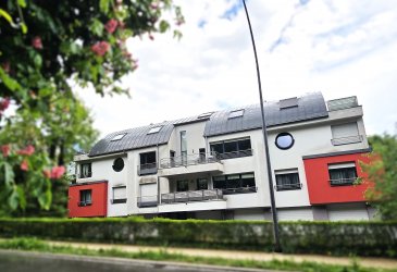 Bridel, à vendre: magnifique duplex de 90 m2 habitable (99 m2 surface utile): situé dans un quartier paisible et prisé, ce bien est l'opportunité idéale pour ceux qui cherchent à habiter dans un environnement privilégié à proximité de Luxembourg-Ville.
Au 1er niveau du duplex se situent l'entrée, le WC séparé, le living et l'espace repas ainsi que la cuisine équipée très spacieuse. Le balcon est accessible du living et de la cuisine par des portes-fenêtres.
L'escalier menant au 2e niveau du duplex est vitré, donnant une luminosité exceptionnelle au bien. Au 2e niveau se trouvent une très grande chambre à coucher et une salle de bains moderne, ainsi qu'un hall permettant d'aménager un espace bureau. 
Le duplex dipose d'une cave privée au rez-de-chaussée et d'un garage fermé (porte motorisée, 16 m2) pour une voiture. 
La résidence, très bien entretenue, est équipée d'un ascenseur et d'une buanderie commune. De plus, le raccordement à la fibre optique vous garantit une excellente connexion internet.

Un parking extérieur supplémentaire peut être acheté en option au prix de 30.000 €.

Imprégnez-vous de l'atmosphère conviviale de Bridel, notamment prisée pour ses établissements scolaires de qualité et son offre éducative diversifiée. Vous y trouverez également une variété de commerces et de restaurants locaux pour vos besoins quotidiens et vos sorties gastronomiques. Les parcs à proximité offrent de magnifiques espaces pour la détente et les loisirs. Les infrastructures de santé de la région sont de grande qualité. Côté transport, la commune est bien desservie par les lignes de bus, facilitant vos déplacements à travers Luxembourg.

Ne manquez pas cette opportunité unique! Contactez-nous dès aujourd'hui pour planifier une visite de ce bien exceptionnel par téléphone: 661/334422 (Natacha Bivort).
