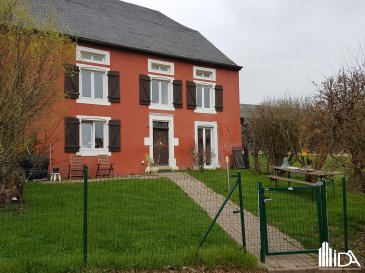 L'Immobilière de l'Attert vous propose en location cette spacieuse maison jumelée dans le village de Nierderpallen.

La maison d'une surface habitable de +/- 250m² se compose de:

Rdch:
- beau hall d'entrée
- grand séjour / salle à manger avec pierres apparentes et poêle à bois
- cuisine équipée moderne avec sortie sur terrasse et jardin
- wc séparé
- buanderie
- débarras
- chaufferie.

1er étage:
- 2 chambres à coucher dont 1 avec douche et lavabo
- 1 bureau
- 1 grande chambre parentale 
- grande salle de bain avec douche, 2 lavabos et wc, accès par couloir ou chambre parentale
- wc séparé.

Terrasse et jardin devant la maison.

La maison dispose d'un garage et d'un emplacement extérieur.

Loyer : 1 950€
Frais d'exploitation à charge du locataire
Caution : 2 mois de loyer
Frais d'agence : 1 mois de loyer + TVA (partagé 50/50 entre locataire et bailleur)

Ce bien vous intéresse ! Merci de remplir le 