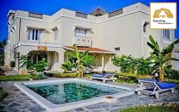 Découvrez cette charmante Villa, située au sein du complexe Papa Remo a Watamu au Kenya. Avec un prix de 450 000 €, cette propriété offre un potentiel exceptionnel pour devenir la maison de vos rêves. 

Cette villa bénéficie d'une disposition spacieuse et lumineuse, idéale pour créer un espace de vie confortable et moderne tout en conservant un charme local.

La villa se compose au rez-de-chaussée d'un hall d'entrée avec WC séparé, une cuisine entièrement équipée, une grande salle a manger/salon, un bureau, un jardin avec piscine. 

Au premier étage vous trouverez 3 chambres à coucher spacieuses dont une suite parentale avec salle de douche et dressing. En plus vous trouverez 2 salle de bains toutes équipées. 
Au deuxième étage, une très grande terrasse avec une zone barbecue. 

Ne manquez pas cette opportunité unique d'acquérir une villa pleine de charme et de caractère. Pour plus d'informations ou pour organiser une visite, veuillez nous contacter.