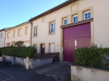 Appartement avec entrée individuelle de Type F3 de 73.33 m² situé au RDC et comprenant :  
RDC : Entrée avec Placard, Salon / Séjour donnant accès à la terrasse, Cuisine ouverte et meublée  
Etage : 2 Chambres, Placard, Salle de bains, WC  
Chauffage électrique, Cave, 1 Place de parking privative  
Frais d'agence 600 € TTC