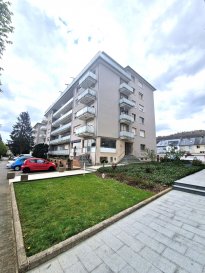 IDEAL POUR PROFFESSION LIBERAL<br><br>A quelque minutes du centre-ville de Luxembourg, du quartier Kirchberg et des institutions européennes. <br><br>Appartement entièrement rénové, de /- 72 m² , au rez-de-chaussé d\'une résidence bien entretenue, située dans une rue calme, à 5 minutes du centre ville. <br><br>L\'appartement offre hall d\'entre, 2 chambres à coucher, une salle de douche avec WC et raccordement pour machine à laver, spacieux living/salle à manger, nouvelle cuisine équipée séparé.<br><br>Un emplacement extérieur et une cave complète le tout.<br><br>Pour INFO:<br>-Nouvelles fenêtres double vitrage<br>-Nouvelles portes intérieures et la porte principale<br>-Nouvelles électricité <br>-Nouveaux carrelages dans toute l\'appartement <br>-Nouvelle salle de douche ( douche Italienne, WC, Lavabo, raccordement machine à laver )<br>- Nouvelle papier peint dans toute l\'appartement et peinture.<br><br>Pour plus de renseignements ou une visite veuillez nous contacter au 691 850 805.<br><br>Proposition de crédit/financement à taux compétitif d\'une banque luxembourgeoise incluse dans nos services gratuit