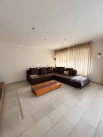 REAL G IMMO a le plaisir de vous présenter ce spacieux appartement situé dans un environnement agréable de la commune de Pétange.

D’une superficie d’environ 115 m², ce bien se trouve au 2áµ‰ étage d’une résidence avec ascenseur et offre de beaux volumes ainsi qu’une disposition fonctionnelle.

L’appartement se compose comme suit :

- Hall d’entrée,
- Spacieux salon avec salle à manger ouverte,
- Cuisine équipée,
- 3 chambres à coucher,
- Salle de douche,
- WC séparé,
- Balcon,
- Garage box fermé.

Cet appartement séduit notamment par sa surface généreuse, ses trois chambres et son espace de vie convivial avec la salle à manger ouverte sur le salon.

Un garage box privatif vient compléter ce bien.

Toutes les commodités nécessaires telles que les commerces, écoles, transports en commun et autres services se trouvent à proximité

Nous restons à votre disposition pour tout renseignement complémentaire ou visite des lieux au 28 66 39 1.

Les prix s'entendent frais d'agence + TVA inclus.