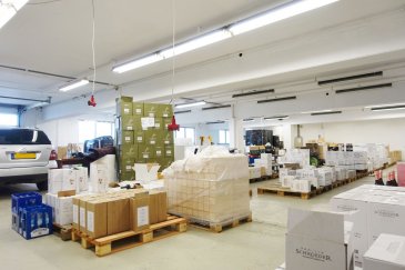 Bernard Moes 621 71 28 77 vous propose cet entrepôt de 350m2.

LOYER 3.150 euros + CHARGES 525 euros

Les charges comprennent le chauffage et l'électricité.

Disponibilité : Immédiatement

L'immeuble dispose d'installations sanitaires et de nombreuses PLACES DE PARKING VISITEUR GRATUITES.

Ce bien se situe dans la zone artisanale et commerciale à Holzem.

Holzem est une localité de la commune de MAMER.

Veuillez contacter Bernard Moes numéro 621 71 28 77 pour obtenir plus d'informations ou pour prendre rendez-vous pour une visite.

N'hésitez pas à contacter l'agent immobilier BERNARD MOES au 621 71 28 77 si vous avez un bien à vendre ou à louer.