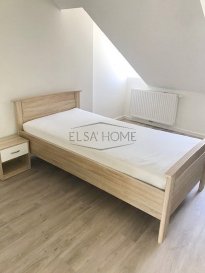 À Louer : Chambre Étudiante dans une Maison Résidence Universitaire - Université Lunex

Découvrez cette chambre idéalement située à proximité de l'Université Lunex, à seulement 10 minutes du centre commercial Opkorn. Cet emplacement privilégié vous permet de bénéficier d'un accès facile aux transports et de profiter de toutes les commodités nécessaires pour un quotidien pratique et agréable.

Nous proposons à la location une chambre entièrement meublée, conçue spécifiquement pour les étudiants. L'espace est aménagé avec soin afin d'offrir un environnement propice à l'étude et à la détente. La chambre comprend un lit confortable, des tables de chevet, une armoire spacieuse et un bureau pour vos sessions de travail. L'atmosphère calme permet de se concentrer facilement sur vos études, garantissant ainsi un cadre de vie serein et studieux.

La maison dispose d'une cuisine entièrement équipée, comprenant tout l'électroménager ainsi que tous les ustensiles nécessaires pour préparer vos repas dans les meilleures conditions. Vous pourrez également profiter d'une salle à manger conviviale pour partager de bons moments avec vos camarades. De plus, plusieurs salles de douche sont à votre disposition, offrant ainsi un confort optimal à tous les résidents.

La chambre est disponible immédiatement, prête à accueillir son nouveau locataire.

Que vous soyez en quête d'un espace de vie confortable ou d'un cadre stimulant pour vos études, cette chambre répondra parfaitement à toutes vos attentes.

Votre nouvelle vie étudiante vous attend !

Pour toutes questions ou demandes d'informations, n'hésitez pas à nous contacter, nous serons toujours à votre service.

Agence ELSA'HOME à votre écoute pour la concrétisation de vos projets en toute confiance.

---------------------------------------------------------------

For Rent: Student Room in a University Residence House - Lunex University

Discover this room ideally located near Lunex University, just 10 minutes from the Opkorn shopping centre. This privileged location gives you easy access to transport and all the amenities you need for a practical and pleasant day-to-day life.

We offer a fully furnished room for rent, designed specifically for students. The space is carefully designed to provide an environment conducive to study and relaxation. The room includes a comfortable bed, bedside tables, a spacious wardrobe and a desk for your work sessions. The calm atmosphere makes it easy to concentrate on your studies, guaranteeing a serene and studious environment.

The house has a fully equipped kitchen, with all the appliances and utensils you need to prepare your meals in the best possible conditions. There is also a convivial dining room where you can share good times with your fellow students. What's more, there are several shower rooms at your disposal, providing optimum comfort for all residents.

The room is available immediately, ready to welcome its new tenant.

Whether you're looking for a comfortable living space or a stimulating environment for your studies, this room will meet all your expectations. Don't hesitate to contact us for more information or to arrange a viewing. Your new student life awaits you!

If you have any questions or requests for information, please do not hesitate to contact us. We will always be at your service.

Agence ELSA'HOME is here to help you realise your plans in complete confidence.