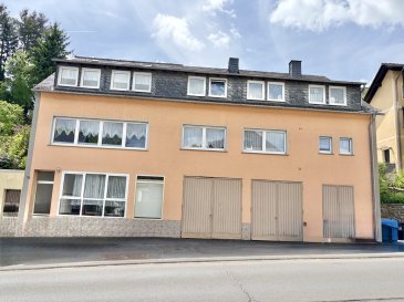 Kapitalanlage mit Gewerbeeinheit in zentraler Lage von Prüm

In guter und verkehrsgünstiger Lage von Prüm befindet sich dieses vielseitig nutzbare Mehrfamilienhaus mit Gewerbeeinheit in der Tiergartenstraße. Die Immobilie vereint laufende Mieteinnahmen, großzügige Flächen sowie attraktives Entwicklungspotenzial auf einem weitläufigen Grundstück von ca. 1.475 m².

Das im Jahr 1960 errichtete Gebäude verfügt über insgesamt ca. 340 m² Wohnfläche sowie zusätzlich ca. 70 m² Gewerbefläche und erstreckt sich über drei Etagen. Teilweise Modernisierungen wurden im Jahr 2000 vorgenommen. Besonders interessant für Kapitalanleger: Zwei der Wohnungen mit jeweils ca. 80 m² Wohnfläche sind derzeit vermietet und sorgen bereits für stabile Einnahmen.

Die Wohnung oberhalb des Gewerbebereichs befindet sich in renovierungsbedürftigem Zustand und bietet somit hervorragendes Potenzial zur individuellen Neugestaltung und Wertsteigerung.

Die Immobilie überzeugt durch ein großzügiges Raumangebot mit insgesamt drei Küchen, vier Badezimmern sowie zwei separaten Toiletten im Gewerbeanteil. Ergänzt wird das Platzangebot durch praktische Abstellräume und Abstellkammern, vier Kellerräume sowie eine separate Waschküche.

Eine ca. 10 m² große Terrasse mit vorhandener Markise bietet zusätzlichen Wohnkomfort und lädt zum Entspannen im Außenbereich ein.

Auch die Außenanlagen bieten ideale Voraussetzungen: Drei Garagen sowie fünf Stellplätze stehen Bewohnern und Besuchern zur Verfügung.

Der Speicher ist derzeit nicht ausgebaut und eröffnet zusätzliche Ausbaureserven. Beheizt wird die Immobilie über eine Öl-Zentralheizung aus dem Jahr 1994. Das Dach ist mit Eternit und Schiefer eingedeckt.

Ausstattung im Überblick
Mehrfamilienhaus mit Gewerbeeinheit
Adresse: Tiergartenstraße , Prüm
Grundstück ca. 1.475 m²
Baujahr 1960
Teilrenovierungen ca. 2000
Ca. 340 m² Wohnfläche
Ca. 70 m² Gewerbefläche / Nutzfläche
Drei Etagen
Zwei vermietete Wohnungen
Renovierungsbedürftige Wohneinheit mit Potenzial
Drei Küchen
Vier Badezimmer / Duschen
Zwei separate WC im Gewerbebereich
Eicheparkett, Fliesen, Laminat und Teppichboden
Terrasse mit Markise
Vier Kellerräume
Separate Waschküche
Drei Garagen
Fünf Stellplätze
Nicht ausgebauter Speicher
Öl-Zentralheizung Baujahr 1994
3.700 Liter Öltank
Dach mit Eternit und Schiefer

Lagebeschreibung:
Die Immobilie befindet sich in der beliebten Stadt Prüm in der Eifel. Prüm überzeugt durch eine hervorragende Infrastruktur, zahlreiche Einkaufsmöglichkeiten, Ärzte, Schulen sowie eine gute Verkehrsanbindung. Die Stadt bietet eine hohe Lebensqualität und verbindet naturnahes Wohnen mit einer guten Erreichbarkeit der umliegenden Städte und Regionen. Durch die Mischung aus Wohn- und Gewerbestrukturen eignet sich der Standort ideal für Kapitalanleger und Investoren.

Fazit

Dieses Mehrfamilienhaus mit Gewerbeeinheit bietet eine seltene Gelegenheit für Investoren, die auf der Suche nach einer soliden Kapitalanlage mit zusätzlichem Entwicklungspotenzial sind. Die bereits vermieteten Wohneinheiten, die großzügigen Flächen sowie die vielseitigen Nutzungsmöglichkeiten machen diese Immobilie zu einem interessanten Objekt mit langfristiger Perspektive.