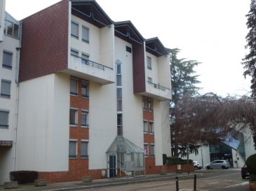 NANCY, EXCLUSIVITE, TRES BELLE SITUATION , A PIED : NANCY THERMAL , PARC SAINTE MARIE, ARTEM, LYCEE CHOPIN , CONSEIL DEPARTEMENTAL , GRANDS AXES TROLLEY, 
DANS RESIDENCE BIEN TENUE  AVEC GARDIEN A DEMEURE - GAGE DE SECURITE ET DE CONVIVIALITE -  LUMINEUX APPARTEMENT TRAVERSANT DE 105 m2 EN RDC SURELEVE OFFRANT ENTREE AVEC RANGEMENT , GRAND SALON SEJOUR 36m2 OUVRANT SUR  LOGGIA DE 5m2 EN PLUS , CUISINE SEPAREE, 3 CHAMBRES BIEN SEPAREES DES ESPACES DE VIE , DRESSING , SALLE DE BAIN AVEC DOUCHE ET BAIGNOIRE,  BUANDERIE  AVEC LAVABO, WC SEPARE.
DOUBLE VITRAGE ET VOLETS ELECTRIQUES. 
CHAUFFAGE INDIVIDUEL.
CAVE ACCES AISE. PARKING LIBRE DANS ESPACE PRIVATIF FERME.
PREVOIR TRAVAUX. LIBRE DE SUITE.
IDEAL FAMILLE, IDEAL COLOCATION. 
CONTACTER AGENCE PASCALE LOUIS IMMOBILIER AU 06 07 25 76 74