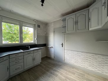 A Thionville, appartement proche du centre ville avec 4 chambres et garage.. A Thionville, proche du centre ville, des écoles, des commerces et des axes  autoroutiers,  appartement en rez-de-chaussez surélevé, comprenant une entrée, une cuisine indépendante, un séjour traversant, 4 chambres, une salle de bains, un WC séparé, un balcon  au calme  et nombreux rangements.
Une cave et un garage individuel complètent ce bien.
Un bien fonctionnel, bien placé avec un fort potentiel.
Les informations sur les risques auxquels ce bien est exposé sont disponibles sur le site Géorisques : www.georisques.gouv.fr » 
Renseignements et visites : 
- Karine Karas : 06 08 31 19 87 
- Katia Moriceau : 06 75 66 99 25 (4.94 % d'honoraires TTC à la charge de l'acquéreur.)
Copropriété de 8 lots - dont 8 lots habitation. (Pas de procédure en cours).
Charges annuelles : 2760.00 euros.