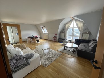 Bel appartement à vendre au centre de Steinsel/Mullenbach. Il comprend 3 chambres à coucher, un hall d'entrée spacieux, un WC séparé, un très grand living lumineux, une cuisine équipée séparée, une salle de bains avec douche et baignoire, une terrasse couverte style véranda, un débarras, un grenier ainsi qu'une cave. ASCENSEUR et un double garage
