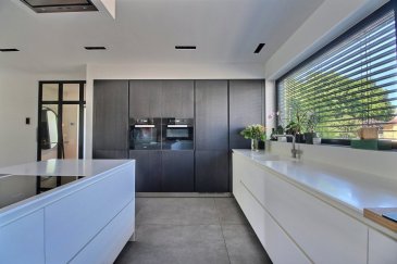 Contactez-le +352 621 323 867 pour cette annonce. 
Maison d'exception dans une cité résidentielle très prisée à OLM (Kehlen, proche Cappellen-Mamer). 
Cette maison contemporaine achevée en 2019 allie esthétique, confort moderne et performance énergétique. Elle offre des prestations premium, un jardin aménagé, une salle de fitness et pas moins de cinq emplacements de stationnement. 


Caractéristiques générales :
Maison (construction achevée en 2019) 
Passeport énergétique : classe A-B
Surface généreuse, finitions haut de gamme 
Jardin clôturé avec terrasse plein sud-ouest 


Technologie et confort :
Pompe à chaleur combinée à des panneaux solaires thermiques pour le chauffage de l'eau 
Installation photovoltaïque de 6,5 kW pour la production électrique en autoconsommation 
Chauffage au sol sur toute la surface habitable 
Triple vitrage pour un confort thermique et acoustique optimal 
Ventilation mécanique double flux avec récupération de chaleur 
Domotique KNX avec luminaires intégrés dans les plafonds design haut de gamme 
Système audiovisuel (AV) connecté pour une expérience multimédia intégrée 


 Disposition des espaces : 
Rez-de-jardin - Espace de vie: 
Hall d'entrée avec placard & WC séparé 
Grand séjour lumineux avec espace salle à manger 
Cuisine ouverte entièrement équipée (électroménagers de marque Miele) 
Accès direct à la terrasse et au jardin 

Étage supérieur ? 
Espace nuit : Trois chambres à coucher, dont une master suite avec dressing sur mesure et salle de bain privative 
Salle de bain supplémentaire avec douche à l'italienne 

Sous-sol entièrement aménagé : 
Salle de fitness privée 
Local technique Buanderie et espace de rangement 


Stationnement ? 
emplacements privés Garage fermé (2 voitures côte à côte) 
2 emplacements extérieurs devant la maison 
2 emplacements supplémentaires devant le garage 
Total : 6 emplacements de stationnement (intérieurs et extérieurs) 


Atouts supplémentaires : 
Environnement calme, verdoyant et sécurisé 
Proche des commodités, écoles et transports 
Maison connectée, écologique et économique à l'usage 
N'hésitez pas à nous joindre pour plus de renseignements.