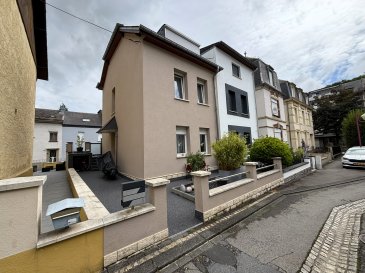Située dans une rue exclusivement résidentielle très tranquille, belle maison proposant « 3 côtés libres », disposant d'une surface totale de +/- 170 m² dont de +/- 110 m² habitables sur un 1,45 ares de terrain privatif, comprenant :

- Hall d'accueuil.
- Salon et salle à manger.
- Cuisine équipée ouverte sur salle à manger et accès terrasse de +/- 20 m² exposée Ouest.
- Débarras de cuisine.
- Salle de bain avec douche, baignoire, lavabo et WC.
- 3 chambres à coucher dont une suite avec dressing.
- Cave, atelier, chaufferie et buanderie.
- Garage pour une voiture et parking extérieur.

En parfait état d'entretien, la maison a été rénovée récemment et nécessite aucun travail de rénovation.

Fenêtres PVC double vitrage avec quelques volets électriques / chaudière gaz condensation / toiture en ardoise en parfait état / façade neuve et aménagements extérieurs neufs.