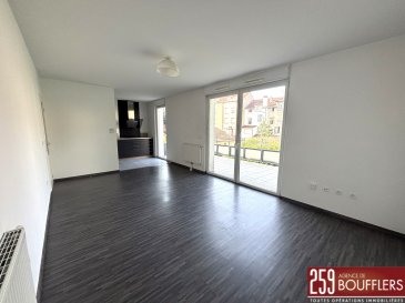 APPARTEMENT 3 PIECES AVEC PARKING / NANCY HAUSSONVILLE-BLAND.  Venez découvrir à NANCY, dans le quartier résidentiel recherché Haussonville   Blandan, ce bel appartement 3 pièces, d'une surface habitable de 65.24m2, situé au premier étage de la résidence dénommée ARTEO. Cette résidence récente construite en 2012, offre un excellent niveau de confort avec une bonne isolation thermique et phonique (label BBC), des fenêtres en double vitrage, un système de VMC, un ascenseur, un accès PMR (personnes à mobilité réduite) et des équipements modernes, pour un cadre de vie agréable et économe en énergie. Offrant : une entrée, un dégagement avec placard, une cuisine semi-équipée ouverte sur une pièce de vie lumineuse de 21m2 et donnant accès à un grand balcon/terrasse de 18m2, deux chambres (9.76m2 et 11.94m2), une salle de bains et un WC indépendant. Emplacement de stationnement privatif en sous-sol. Système de chauffage collectif au gaz (radiateurs avec robinets thermostatiques et thermostat d'ambiance dans la pièce de vie). Eau chaude sanitaire produite par les panneaux solaires situés sur la toiture-terrasse du bâtiment. Idéalement situé à proximité immédiate des transports en commun, du campus ARTEM, des commerces, des écoles, des espaces verts et avec un accès rapide au centre-ville et à la gare de NANCY. Loyer : 970.00 EUR charges comprises (soit 790.00 EUR de loyer + 180.00 EUR de provision sur charges comprenant l'eau, le chauffage, l'électricité des parties communes et de l'ascenseur, l'entretien des parties communes, ainsi que la taxe d'enlèvement des ordures ménagères). Dépôt de garantie : 790.00 EUR. Honoraires : 717.00 EUR TTC, dont 195.00 EUR pour l'état des lieux. www.agencedeboufflers.fr. DISPONIBLE IMMÉDIATEMENT.