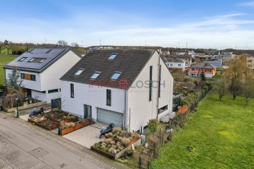 Immo Losch a le plaisir de vous présenter cette villa d’exception, une propriété rare alliant architecture contemporaine, construction durable en bois massif et prestations techniques de très haut niveau, située à Aspelt, dans une rue résidentielle calme, à proximité immédiate de Luxembourg-ville.

Édifiée sur un terrain de 12,42 ares, cette résidence développe une surface habitable réelle d’environ 530 m², offrant un niveau de confort, d’espace et d’équipement rarement disponible sur le marché luxembourgeois.
Architecture & volumes

Dès l’entrée, la maison séduit par sa distribution architecturale fluide, pensée pour offrir à la fois intimité, fonctionnalité et ouverture sur l’extérieur.
Le grand salon, véritable pièce maîtresse de la maison, bénéficie :
-	d’une hauteur sous plafond supérieure à 3 mètres,
-	d’une cheminée intégrée,
-	d’une climatisation,
-	et d’une vue directe sur la galerie du 1er étage, créant un volume spectaculaire et une atmosphère élégante et chaleureuse.

La construction en bois massif assure une qualité de vie exceptionnelle sur les plans thermique, acoustique et énergétique.

Aménagement intérieur détaillé
Niveau d’entrée
-	Hall d’entrée spacieux
-	Chambre avec salle de douche privative, idéale pour invités, adolescent ou activité professionnelle
-	Accès direct au garage
Niveau inférieur – Espaces de vie

Quelques marches mènent vers le cœur de la maison :
-	Vaste salon lumineux avec hauteur sous plafond > 3 m
-	Cuisine ouverte contemporaine, parfaitement intégrée
-	Grand cellier / débarras situé juste derrière la cuisine
-	Accès de plain-pied à la terrasse et au jardin plein sud

Niveau inférieur complémentaire
-	Grande pièce polyvalente (fitness, cinéma, salle de jeux, bureau ou chambre)
-	Salle technique / chaufferie avec nouvelle chaudière installée en 2025

Premier étage – Espace nuit
Accessible depuis le hall :
-	Deux chambres spacieuses (+20 m²), chacune avec dressing intégré
-	L’une des chambres dispose d’une galerie ouverte, pouvant être utilisée comme bureau, avec vue directe sur le salon
-	Salle de bain commune
-	WC séparés
-	Suite parentale de haut standing, comprenant :
o	Salle de douche luxueuse
o	Climatisation

Deuxième étage
-	Très grande pièce ouverte, idéale comme suite, bureau ou espace privé
-	Salle de douche
-	Armoires sur mesure intégrées
-	Climatisation également présente à ce niveau

Finitions & matériaux 
-	Carrelage grand format dans les pièces de vie
-	Carrelage imitation parquet dans les chambres
-	Portes anti-acoustiques
-	Moustiquaires sur toutes les fenêtres
-	Triple vitrage sur l’ensemble de la maison

Équipements techniques & durabilité
-	Construction en bois massif
-	Grande installation photovoltaïque
-	Borne de recharge pour véhicule électrique
-	Chaque chambre est équipée de prises LAN et de haut-parleurs intégrés
-	Climatisation (salon, suite parentale, grenier)
-	Chauffage au sol
-	Nouvelle chaudière (2025)
-	Classe énergétique : B
-	Classe isolation thermique : B
-	Année de construction : 2015

Extérieurs
-	Jardin plein sud
-	Très grande terrasse
-	Pergola bioclimatique rétractable avec stores latéraux anti-soleil
-	Parking pour 3 voitures
-	Rue très calme et résidentielle

Localisation – Aspelt
Aspelt offre un cadre de vie privilégié, alliant calme, nature et excellente accessibilité :
-	± 10 minutes de Luxembourg-ville
-	3 minutes de l’autoroute
Un emplacement idéal pour une clientèle recherchant sérénité sans renoncer à la proximité urbaine.

Possibilité d’utilisation bi-familiale
Grâce à ses volumes, ses niveaux distincts et sa distribution intelligente, la propriété offre la possibilité d’être divisée en immeuble bi-familial, sous réserve des autorisations administratives requises.
Un atout rare pour un usage multigénérationnel ou mixte habitation / investissement.

Conclusion
Une propriété haut standing, technologiquement avancée, économe en énergie et pensée dans les moindres détails, destinée à une clientèle exigeante recherchant espace, confort, discrétion et qualité de vie.

Pour plus d’informations ou organiser une visite :
Immo Losch
Téléphone : +352 26 53 26 11
Email : info@immolosch.lu

 ---------- 
Immo Losch freut sich, Ihnen diese außergewöhnliche Villa vorstellen zu dürfen. Es handelt sich um eine seltene Immobilie, die zeitgenössische Architektur, nachhaltige Bauweise aus Massivholz und technische Leistungen auf höchstem Niveau vereint. Sie befindet sich in Aspelt, in einer ruhigen Wohnstraße, in unmittelbarer Nähe von Luxemburg-Stadt.

Auf einem Grundstück von 12,42 Ar errichtet, entwickelt diese Residenz eine tatsächliche Wohnfläche von ca. 530 m² und bietet ein Niveau an Komfort, Raum und Ausstattung, das auf dem luxemburgischen Markt nur selten erhältlich ist.
Architektur & Volumen

Schon beim Betreten des Hauses besticht es durch seine fließende architektonische Aufteilung, die so konzipiert ist, dass sie gleichzeitig Privatsphäre, Funktionalität und Öffnung nach außen bietet.
Das große Wohnzimmer, das eigentliche Herzstück des Hauses, profitiert von :
- von einer Deckenhöhe von über 3 Metern,
- einem integrierten Kamin,
- von einer Klimaanlage,
- und einem direkten Blick auf die Galerie im ersten Stock, wodurch ein spektakuläres Volumen und eine elegante und warme Atmosphäre geschaffen werden.

Die Konstruktion aus Massivholz sorgt für eine außergewöhnliche thermische, akustische und energetische Lebensqualität.

Detaillierte Inneneinrichtung
Ebene des Eingangs
- Großzügige Eingangshalle
- Schlafzimmer mit eigenem Duschbad, ideal für Gäste, Teenager oder Berufstätige.
- Direkter Zugang zur Garage
Untere Ebene - Wohnbereiche

Ein paar Stufen führen zum Herzstück des Hauses :
- Großes, helles Wohnzimmer mit einer Deckenhöhe von > 3 m.
- Zeitgemäße, offene Küche, die perfekt integriert ist.
- Große Speisekammer / Abstellraum direkt hinter der Küche.
- Ebenerdiger Zugang zur Terrasse und zum südlich gelegenen Garten

Zusätzliche untere Ebene
- Großer Mehrzweckraum (Fitness, Kino, Spielzimmer, Büro oder Schlafzimmer).
- Technikraum / Heizraum mit neuem Heizkessel, der 2025 installiert wird

Erste Etage - Schlafbereich
Von der Halle aus zugänglich:
- Zwei geräumige Schlafzimmer (+20 m²), jeweils mit integriertem Ankleidezimmer.
- Eines der Schlafzimmer verfügt über eine offene Galerie, die als Büro genutzt werden kann, mit direktem Blick auf das Wohnzimmer.
- Gemeinsames Badezimmer
- Separates WC
- Hochwertige Mastersuite, bestehend aus:
o Luxuriöses Duschbad
o Klimaanlage

Zweite Etage
- Sehr großer offener Raum, ideal als Suite, Büro oder privater Bereich.
- Duschraum
- Maßgeschneiderte Schränke eingebaut
- Klimaanlage auch auf dieser Ebene vorhanden

Ausführungen & Materialien
- Großformatige Fliesen in den Wohnräumen
- Fliesen in Parkettoptik in den Schlafzimmern
- Anti-Akustik-Türen
- Fliegengitter an allen Fenstern
- Dreifachverglasung im gesamten Haus

Technische Ausstattung & Nachhaltigkeit
- Bau aus massivem Holz
- Große Photovoltaikanlage
- Ladestation für Elektrofahrzeuge
- Jedes Zimmer ist mit LAN-Anschlüssen und eingebauten Lautsprechern ausgestattet.
- Klimaanlage (Wohnzimmer, Elternsuite, Dachgeschoss)
- Fußbodenheizung
- Neuer Heizkessel (2025)
- Energieeffizienzklasse: B
- Klasse der Wärmedämmung: B
- Baujahr: 2015

Außenanlagen
- Garten in Südlage
- Sehr große Terrasse
- Bioklimatische, einziehbare Pergola mit seitlichen Sonnenschutzrollos.
- Parkplatz für 3 Autos
- Sehr ruhige Wohnstraße

Standort - Aspelt
Aspelt bietet eine privilegierte Lebensumgebung, die Ruhe, Natur und eine hervorragende Verkehrsanbindung verbindet:
- ± 10 Minuten von Luxemburg-Stadt
- 3 Minuten von der Autobahn entfernt.
Ein idealer Standort für eine Klientel, die Gelassenheit sucht, ohne auf die Nähe zur Stadt zu verzichten.

Möglichkeit der Nutzung als Zweifamilienhaus.
Dank seiner Volumen, der unterschiedlichen Ebenen und der intelligenten Aufteilung bietet die Immobilie die Möglichkeit, vorbehaltlich der erforderlichen behördlichen Genehmigungen in ein Zweifamilienhaus aufgeteilt zu werden.
Ein seltener Vorteil für eine Mehrgenerationen-Nutzung oder eine gemischte Wohn-/Investitionsnutzung.

Schlussfolgerung
Eine Immobilie mit hohem Standard, technologisch fortschrittlich, energiesparend und bis ins kleinste Detail durchdacht, die sich an eine anspruchsvolle Klientel richtet, die Raum, Komfort, Diskretion und Lebensqualität sucht.

Für weitere Informationen oder um einen Besichtigungstermin zu vereinbaren :
Immo Losch
Telefon: +352 26 53 26 11.
Email: info@immolosch.lu

 ---------- 
Immo Losch is pleased to present this exceptional villa, a rare property combining contemporary architecture, sustainable solid wood construction and top-level technical features, located in Aspelt, in a quiet residential street just a short distance from Luxembourg city.

Set on a 12.42 ares plot, this residence boasts 530 m² of living space, offering a level of comfort, space and equipment rarely available on the Luxembourg market.
Architecture & volumes

From the moment you enter the house, you'll be impressed by its fluid architectural layout, designed to offer privacy, functionality and openness to the outside world.
The large living room, the centerpiece of the house, boasts :
- a ceiling height of over 3 meters,
- an integrated fireplace,
- air-conditioning,
- and a direct view of the 1st floor gallery, creating a spectacular volume and a warm, elegant atmosphere.

Solid wood construction ensures exceptional quality of life in terms of heat, sound and energy.

Detailed interior layout
Entrance level
- Spacious entrance hall
- Bedroom with private shower room, ideal for guests, teenager or professional activity
- Direct access to garage
Lower level - Living areas

A few steps lead up to the heart of the house:
- Large, bright living room with ceiling height > 3 m
- Contemporary open kitchen, perfectly integrated
- Large storeroom just behind the kitchen
- Level access to terrace and south-facing garden

Additional lower level
- Large multi-purpose room (fitness, cinema, games room, office or bedroom)
- Technical room / boiler room with new boiler to be installed in 2025

Second floor - Night area
Accessible from the hall :
- Two spacious bedrooms (+20 m²), each with built-in dressing room
- One of the bedrooms has an open gallery that can be used as an office, with a direct view of the living room.
- Shared bathroom
- Separate WC
- High-standard master suite, including :
o Luxurious shower room
o Air-conditioning

Second floor
- Very large open-plan room, ideal as a suite, office or private space
- Shower room
- Built-in custom cabinetry
- Air-conditioning also present on this level

Finishes & materials
- Large-format tiles in living areas
- Imitation parquet flooring in bedrooms
- Anti-acoustic doors
- Mosquito screens on all windows
- Triple glazing throughout the house

Technical equipment & durability
- Solid wood construction
- Large-scale photovoltaic system
- Electric vehicle charging station
- LAN outlets and integrated speakers in every bedroom
- Air conditioning (living room, master suite, attic)
- Underfloor heating
- New boiler (2025)
- Energy class: B
- Thermal insulation class: B
- Year of construction: 2015

Exterior
- South-facing garden
- Very large terrace
- Bioclimatic retractable pergola with side sun blinds
- Parking for 3 cars
- Very quiet, residential street

Location - Aspelt
Aspelt offers a privileged living environment, combining calm, nature and excellent accessibility:
- ± 10 minutes from Luxembourg city
- 3 minutes from the freeway
An ideal location for customers seeking serenity without sacrificing urban proximity.

Possibility of two-family use
Thanks to its volume, distinct levels and intelligent layout, the property offers the possibility of being divided into a two-family building, subject to the necessary administrative authorizations.
A rare asset for multi-generational or mixed residential/investment use.

Conclusion
A high-standard, technologically advanced, energy-efficient property, thought through down to the last detail, designed for a discerning clientele seeking space, comfort, discretion and quality of life.

For further information or to arrange a viewing:
Immo Losch
Telephone: +352 26 53 26 11
Email: info@immolosch.lu

 ---------- 
Immo Losch ass begeeschtert, dës aussergewéinlech Villa virzestellen, eng rar Immobilie, déi zeitgenëssesch Architektur, nohalteg Massivholz-Konstruktioun an héichwäerteg technesch Ausstattungen kombinéiert, an Aspelt, an enger roueger Wunnstrooss, no bei der Stad Lëtzebuerg, läit.

Op engem 12,42-Acker-Grondstéck gebaut, bitt dës Residenz eng Wunnfläch vun ongeféier 530 m², mat engem Komfort-, Raum- a Ausstattungsniveau, deen een um lëtzebuerger Maart selten fënnt.
Architektur & Volumen   Vum Moment un, wou Dir erakënnt, bezaubert d'Haus mat sengem fléissegen architektoneschen Layout, entworf fir Privatsphär, Funktionalitéit an Offenheet an d'baussenzeg Welt ze bidden. De grousse Wunnzëmmer, dat richtegt Zentrum vum Haus, profitéiert vun:
- eng Plafongshéicht vun iwwer 3 Meter, - e agebaute Cheminée, - Klimaanlag, - an en direkten Ausbléck op d'Galerie um éischte Stack, wat e spektakuläre Raumvolumen an eng elegant a waarm Atmosphär schaaft. D'Massivholz-Konstruktioun garantéiert eng aussergewéinlech Liewensqualitéit wat thermesch, akustesch an energetesch Leeschtung ugeet.

Detailéierten Interieur-Layout Entrée-Niveau - Raumgrouss Entréehall - Schlofkummer mat privater Duschzëmmer, ideal fir Gäscht, Teenager oder berufflech Aktivitéiten - Direkten Zougang zur Garage Ënnescht Niveau - Wunnberäicher E puer Schrëtt féieren an d'Häerz vum Haus: - Grousse, hellen Wunnzëmmer mat enger Plafonghéicht vun iwwer 3 m -	Moderne oppen Kichen, perfekt integréiert - Grouss Speisekammer/Lagerraum direkt hannert der Kichen - Barrièrefräie Zougang zur Terrass an zum südlech ausgeriichte Gaart Zousätzlecht ënnescht Niveau - Grousse Multifunktionsraum (Fitnessraum, Kino, Spillzëmmer, Büro oder Schlofkummer) - Hauswirtschaftsraum/Kesselraum mat engem neie Kessel, installéiert am Joer 2025

Éischt Stack – Schlofberäich Erreechbar vum Flur: - Zwee geräumeg Schlofkummeren (+20 m²), all mat engem agebaute Garderoberaum - Ee vun de Schlofkummeren huet eng oppen Galerie, déi als Büro benotzt ka ginn, mat engem direkten Ausbléck op d'Wunnzëmmer - Gedeelt Buedzëmmer - Separat WC - Héichwäerteg Haaptsuite, déi folgend enthält: o	Luxuriéis Duschzëmmer o Klimaanlag Zweeten Stack - Sehr grousse oppene Raum, ideal als Suite, Büro oder privaten Raum - Duschzëmmer - Agebaute maßgeschneidert Kleederschränk - Klimaanlag och op dësem Stack Ausféierung & Materialien - Groussformat-Fliesen an de Wunnberäicher - Parkett-Stil-Fliesen an de Schlofkummeren
- Schallisoléiert Dieren - Mückennetzen op allen Fënsteren - Dräifachverglasung am ganzen Haus - Solide Holzbau - Grouss Photovoltaikanlag - Ladestatioun fir elektresch Gefierer - All Schlofkummer ass mat LAN-Dosen an agebaute Lautsprecher ausgestatt
- Klimaanlag (Wunnzëmmer, Haaptschlofkummer, Dachgeschoss) - Fussbodenheizung - Neie Kessel (2025) - Energieeffizienzklass: B - Thermesch Isolatiounsklass: B - Baujoer: 2015 Äussere Beräicher - Südlech ausgeriicht Gaart
- ganz grouss Terrass - zréckzéibar biwaklimatesch Pergola mat Säit-Sonneliicht-Markisen - Parking fir 3 Autoen - ganz roueg Wunnstrooss  Lokalitéit – Aspelt Aspelt bitt eng privilegéiert Wunnëmwelt, déi Rou, Natur an exzellent Erreechebarkeet kombinéiert: - ± 10 Minutten vun der Stad Lëtzebuerg - 3 Minutten vun der Autobunn
Eng ideal Lag fir Clienten, déi Rou sichen, ouni op d'Stadnootkeet ze verzichten. Méiglechkeet fir eng Duebel-Famill-Notzung Dank sengem Volumen, de getrennte Niveauen an dem intelligente Layout bitt d'Immobilie d'Méiglechkeet, se an e Duebel-Famill-Gebai opzedeelen, virausgesat d'néideg administrativ Geneemegungen ginn. E seltene Virdeel fir eng multi-generatiouns- oder eng gemëscht Wunn- a Investitiounsnotzung.

Konklusioun Eng Immobilie vum héchsten Niveau, technologesch fortgeschratt an energieeffizient, mat Opmierksamkeet op all Detail entworf, fir eng auswielend Clientèle, déi no Plaz, Komfort, Diskretioun an Liewensqualitéit sichen. Fir méi Informatiounen oder fir en Besichtigungstermin ze vereinbaren: Immo Losch Telefon: +352 26 53 26 11 E-Mail: info@immolosch.lu