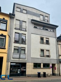 Situé au 4? étage avec ascenseur, d'une résidence construite en 2015, cet appartement séduit par son environnement calme et sa belle luminosité. Donnant sur l'arrière de la résidence, il bénéficie d'un cadre agréable, à l'abri des nuisances de la rue.
En bon état général, il offre un agencement fonctionnel et des espaces de vie confortables.

Composition de l'appartement :
Un hall d'entrée
Une cuisine ouverte sur le salon et l'espace de vie
Une chambre parentale
Une chambre d'enfant
Une salle de bains
Un balcon
Une cave privative
Un accès à la buanderie commune
La jouissance d'un petit jardin
Grâce à sa situation, à son agencement pratique et à son bon état général, ce bien représente une belle opportunité, aussi bien pour un premier achat que pour un investissement locatif.
Un appartement à découvrir sans tarder !

Pour toute demande de visite ou informations complémentaires, n'hésitez pas à nous contacter au 265341 ou directement notre agent Mme VAZ au 621 283 844 ou par mail au lisa.vaz@cl-immo.lu

Les frais d'agence sont inclus dans le prix de vente et sont à charge du vendeur.