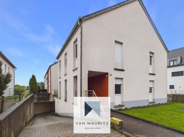 Situé à Schuttrange village, dans une zone résidentielle agréable, ce lumineux appartement construit en 2000 et rénové en 2016 offre une surface habitable d'environ 99 m². En très bon état général et disponible immédiatement, il bénéficie d'une exposition sud-est, d'une vue dégagée et se présente comme suit :

Au 1er étage, l'appartement s'ouvre sur un hall d'entrée de ± 7 m² desservant le salon lumineux de ± 25 m² donnant accès à un balcon de ± 3 m², la salle à manger de ± 10 m² et la cuisine équipée et aménagée de ± 10 m².

La partie nuit comprend une chambre de ± 25 m² avec accès à un balcon de ± 3 m², ainsi qu'une seconde chambre de ± 14 m², une salle de bain de ± 6 m² (équipée d'un lavabo, d'une baignoire et d'un coin buanderie), ainsi qu'un WC séparé de ± 1 m².

Le sous-sol comprend une cave privative de ± 13 m² ainsi que d'un double garages fermé.

Équipements et caractéristiques générales :
- Chauffage au gaz avec radiateurs
- Parlophone
- Sols en carrelage et parquet
- Revêtements muraux en peintur
- Châssis PVC, volets manuels
- Cuisine équipée avec congélateur, frigo, cuisinière au gaz, four, hotte aspirante, lave-vaisselle, meubles et plan de travail
- Jardin commun
- Vue dégagée
- Passeport énergétique F-G
- charges 570€ par mois

Environnement et services :

L'appartement bénéficie d'une situation idéale à proximité immédiate de l'aéroport, des arrêts de bus et de la gare, des écoles et crèches, ainsi que des connexions autoroutières. Les centres et clubs sportifs, les parcs de jeux, les pistes cyclables, les sentiers de randonnée et les restaurants sont également facilement accessibles, offrant un cadre de vie pratique et agréable.

Pour plus de renseignements, veuillez contacter s.v.p. Maurits van Rijckevorsel au +352 621 198 891 ou maurits@vanmaurits.lu