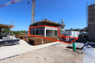 Guillaume Bisdorff Immobilière vous propose :

À la vente, un bel appartement au rez-de-chaussée d'une surface habitable de 117 m², avec une belle terrasse de 33 m², en futur état d'achèvement (Lot R3.A.1.1), classé énergie A, situé dans le nouveau lotissement au cœur de Junglinster.

Ce nouveau lotissement est idéalement situé à quelques pas du lycée de Junglinster et du quartier résidentiel Jongmett, qui offre de nombreuses commodités : boulangerie, restaurants, etc.

L'appartement se compose comme suit :
- Un hall d'entrée,
- Une buanderie privée,
- Une chambre à coucher,
- Une suite parentale avec salle de bains et dressing privatifs,
- Deux chambres à coucher,
- Une deuxième salle de bains,
- Un spacieux living donnant sur la cuisine ouverte avec accès à la terrasse de 33 m², orientation sud.

De plus, l'appartement dispose de deux emplacements de parking et d'une cave privative au sous-sol du bâtiment.

Prix : 998.672 € (TVA 3% et 17% incluse, prix non soumis à l'indexation).

Sous réserve d'acceptation par l'Administration de l'Enregistrement.

Pour tout renseignement complémentaire, veuillez contacter : hello.4you@hotmail.com (LUX, ENGL, FR, DE)