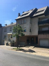 Immo Camilo vous propose en exclusivité ce joli appartement au 2ème étage d'une petite résidence de sept logements. Construit en 1992 l'appartement a entièrement été rénové en 2015. Il dispose d'une superficie habitable d'environ 55m².

Halle d’entrée 
Cuisine équipée ouverte 
Living salle à manger de 22m2
1 Grande chambre de 15m2
1 Salle de bain avec douche Italienne
Balcon de 5m2
Cave de 4m2
Buanderie
1 Grande garage boxe fermer de 16,5m2

Divers : vitrages doubles en PVC, chauffage au gaz . La résidence ne dispose pas d'ascenseur.

Charges : environ 180€/mois 

Rue calme toute proximité école, crèche, commerce, transports, étc.

N’hésitez pas à nous contacter pour la mise en vente de votre bien immobilier. Pour plus de renseignements, contacter Mme. TEIXEIRA au GSM : +352 621 259 311