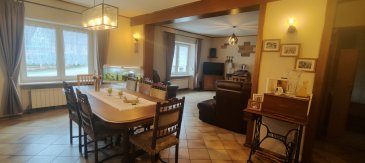 Maison Enchenberg - 197 m². Maison à vendre en exclusivité au centre d'Enchenberg.
Située à deux pas de Rohrbach les Bitche, cette maison est idéale si vous avez besoin d'espace pour une grande famille, et elle offre la possibilité d'y installer 2 logements.
Le bien dispose  donc de deux cuisines, deux salles d'eau et  7 belles pièces + grenier, sous sol, deux garages avec portes motorisées. Terrain de 1 945 m²  avec  espaces verts, parkings et 2 terrasses d'environ 10 m² chacune.
Contact Nord Sud Immobilier
Rohrbach-lès-Bitche - Sarreguemines  - Diemeringen  - Bitche
03 72 64 01 02
www.nordsud-immobilier.fr