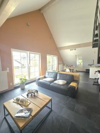 Immo Nordstrooss vous propose en exclusivité ce magnifique Appartement/Duplex au dernière étage dans le village verdoyant de Ell.

L'appartement se compose comme suit :

Un hall d'entrée vous accueil donnant accès au différentes pièces telles que 2 belle chambre à coucher, un débarras/local technique avec branchements prévus pour lave-linge et sèche-linge, un wc séparé et le lumineux Openspace living/salle à manger donnant vers balcon sans vis à vis avec coin cuisine ouverte et équipée et une salle de douche.

A l'étage vous découvrirez un espace hall de nuit déversant sur une chambre type mezzanine et espace dressing.

Au sous-sol vous disposerez d'un emplacement dans la buanderie commune.

Pour plus de renseignements ou une visite (visites également possibles le samedi sur rdv), veuillez contacter le 691 850 805.

Proposition de crédit/financement à taux compétitif d'une banque luxembourgeoise incluse dans nos services gratuit.