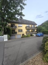 ** A VENDRE STUDIO ACTUELLEMENT LOUE ** 

IDEAL POUR INVESTIR 

A vendre au sein d'une petite résidence à Mersch (situé au deuxième étage) d'une surface de +/-30 m2. 

Le studio est doté d'un hall d'entrée, d'une kitchenette équipée fonctionnelle avec espace vie et petite separation d'espace nuit, une salle de douche (lavabo, WC et douche) et petit débarras séparé et un emplacement extérieur viennent compléter ce bien. 

Au sous-sol, se trouve une buanderie commun. Location actuelle est de 800 euros + 110 euros charges. 

Ce bien bénéficie d'un emplacement pratique à proximité des commodités : Commerces & services -Supermarchés et commerces (centre de Mersch) à ± 5 min 
-Restaurants et services du quotidien à ± 5 min Éducation & Écoles fondamentales et lycée à ± 5 min Transports & accès 
-Gare de Mersch 
-Accès autoroute A7 
-Transports en commun à proximité Loisirs 
-Parc de Mersch et espaces verts 
-Centre aquatique Krounebierg et infrastructures sportives. 

Pour tout renseignement complémentaire ou information veuillez nous contacter par email info@immonordstrooss.lu ou par Tél: 691 850 805. 

Proposition de crédit/financement à taux compétitif auprès des banques Luxembourgeoise incluse dans nos services gratuits.