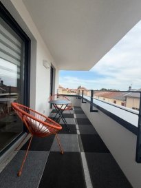 NOUVEAUTE: Oeutrange 

Appartement 3 pièces de 68 m² avec terrasse et parking
Découvrez ce bel appartement 3 pièces de 68 m², situé au 1er étage d'une résidence récente construite en 2024.

L'appartement se compose d'une entrée avec placard, d'une belle pièce de vie lumineuse avec une cuisine équipée, de deux chambres, d' un wc séparé ainsi que d'une salle d'eau avec meuble-vasque, douche et espace buanderie.

Vous profiterez également d'une agréable terrasse couverte bien exposée et idéale pour les beaux jours, accessible depuis les deux baies vitrées de la pièce de vie.

Un bien moderne, confortable et fonctionnel, prêt à être habité, sans travaux.

Une place de parking en sous-sol complète ce bien.

Situation : au coeur du village de Thionville-Oeutrange, dans un cadre de vie agréable alliant tranquillité et confort de vie, à quelques minutes de l'accès autoroutier qui dessert le Grand Duché de Luxembourg et à proximité de toutes les commodités (zones commerciales et gare de Hettange-Grande à 10 mn, écoles, services, etc...).

Montant des dépenses théoriques annuelles d'énergie : entre 394 euros et 533 euros par an pour un usage standard abonnement compris. 
Date de réalisation du DPE : 26/02/2024. 
DPE : C consommation énergétique : 60/kwh/m²/an 
GES : C B 12 kgCO2/m²/an. 
Prix moyens des énergies indexés au 1er janvier 2021.

Renseignements: 07 61 27 50 82- 06 19 98 21 23.

Les informations sur les risques auxquels ce bien est exposé sont disponibles sur le site Géorisques. 
Honoraires charge vendeur. 
Bien soumis au statut de la copropriété. 
Nombre de lots : 20. 
Montant annuel des charges : 1 332 €. 
Syndic professionnel.