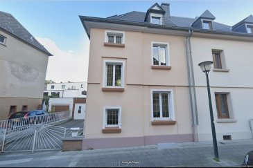 MAISON LIBRE DE 3 CÔTES (+- 1930) sur  terrain de 1.25 ares 
avec GARAGE LATERAL ET EMPLACEMENT devant
(adresse 36 rue des MARTYRS L-4236 Esch-sur-Alzette)

 Maison à rénover avec beaucoup de potentiel 

SURFACE HABITABLE : 
==================
+- 125m² hors le sous-sol 
Mesures internes 5.45m x 7.65m
	
Rez-de chaussée:   Dalle en béton  
==============
hauteur plafond 2.85 m
- Hall-escaliers vers 1er étage (8.3 m²),
- Living (25.20 m²) 
- Cuisine  (7.50 m²) avec porte vers Living

1er étage:  Dalle en bois 
=======
hauteur plafond 2.77 m
- Hall-escaliers vers 2. étage (9m²)
- WC séparé (1.20 m²)
- Salle de bains (5 m²)
- Chambre n°1 avant (13 m²)
- Chambre n°2 arrière (10.40 m²)  

2. étage / combles:  Dalle en bois
==============
hauteur plafond 2.40  m
- Hall  (8 m²)
- Chambre n°3 avant dans combles (13 m²)
- Pièce n°4 arrière dans combles avec Velux  (19.30 n²)
- Grenier sous toiture accessible par trappe  (hauteur faîtage 4.7m)

Sous-sol: 42 m²
=======		
hauteur plafond 2 m
- Hall 
- Cave avant (12.20 m²)
- Chaufferie arrière avec Douche (17.50 m²)

Extérieur:
=======
- COUR ARRIÈRE AVEC JARDINET
- GARAGE FERME LATÉRAL 13.75 m² + 
- EMPLACEMENT privatif devant 

Détails techniques :
==============
- Chauffage à gaz de ville (Radiateur) 
- Chaudière Viessmann Vitodens 200 de 2018
- Fenêtres en bois  (vitrage simple)
- Volets roulants PVC
- Toiture en ardoise 
- Façade peinte en bon état
- Escaliers Terrazo 
- Sols Lino PVC + Carrelage


FREISTEHENDES HAUS (+- 1930) auf einem  1,25 Ar großen Grundstück 
mit seitlicher Garage und Stellplatz vor dem Haus
(Adresse: 36 rue des MARTYRS, L-4236 Esch-sur-Alzette)

 Renovierungsbedürftiges Haus mit viel Potenzial 

WOHNFLÄCHE: 
==================
+- 125 m² ohne Keller 
Innenmaße 5,45 m x 7,65 m
    
Erdgeschoss:   Betonplatte  
==============
Deckenhöhe 2,85 m
- Flur-Treppe zum 1. Stock (8,3 m²),
- Wohnzimmer (25,20 m²) 
- Küche  (7,50 m²) mit Tür zum Wohnzimmer

1. Stock:  Holzdecke 
=======
Deckenhöhe 2,77 m
- Flur-Treppe zum 2. Stock (9 m²)
- Separates WC (1,20 m²)
- Badezimmer (5 m²)
- Schlafzimmer Nr. 1 vorne (13 m²)
- Schlafzimmer Nr. 2 hinten (10,40 m²)  

2. Stock / Dachgeschoss:  Holzboden
==============
Deckenhöhe 2,40  m
- Flur  (8 m²)
- Schlafzimmer Nr. 3 vorne im Dachgeschoss (13 m²)
- Zimmer Nr. 4 hinten im Dachgeschoss mit Velux-Fenster  (19,30 m²)
- Dachboden unter dem Dach, zugänglich über eine Luke  (Firsthöhe 4,7 m)

Keller: 42 m²
=======        
Deckenhöhe 2 m
- Flur 
- Keller vorne (12,20 m²)
- Heizungsraum hinten mit Dusche (17,50 m²)

Außenbereich:
=======
- HINTERHOF MIT KLEINEM GARTEN
- GESCHLOSSENE SEITLICHE GARAGE 13,75 m² + 
- Privater Stellplatz vor dem Haus 

Technische Details:
==============
- Stadtgasheizung (Heizkörper) 
- Heizkessel Viessmann Vitodens 200 aus dem Jahr 2018
- Holzfenster  (Einfachverglasung)
- PVC-Rollläden
- Schieferdach 
- Fassade in gutem Zustand
- Terrazzotreppen 
- Linoleum- und PVC-Böden + Fliesen