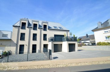 L\'Agence immobilière Christine SIMON, vous invite à découvrir en exclusivité cet appartement de 104,26 m2 hors du commun.<br>Conçu par un architecte, il a été créé avec beaucoup de goût et des matériaux de haute qualité.<br><br>Il est situé dans une rue très calme (30km/h), dans une petite résidence de seulement 4 logements construite en 2020. 15 minutes de la cloche d\'or et 25 minutes de Luxembourg-ville ou Kirchberg.<br><br>L\'appartement se compose ainsi:<br><br>Un hall d\'entrée spacieux avec boiseries et LED intégrés, portes toute hauteur avec poignées intégrés. Dans l\'armoire conçu sur mesure vous avez un espace buanderie/rangement de produits ainsi qu\'un vestiaire fait sur mesure.<br>Salon, séjour de 50 m2 avec grandes baies vitrées, inondé de lumière, la cuisine américaine équipée avec son îlot central en corian, plaque de cuisson avec hotte intégrée, double four grill et four vapeur. (valeur 60k€)<br><br>Plusieurs accès à la terrasse de +/- 100 m2 (avec de nombreux points de lumière et d\'eau) et le jardin à l\'arrière de +/- 200 m2, La maisonnette de jardin a été isolée, un parquet a été mis au sol et a été transformée en Lounge/fumoir avec Chesterfield..<br><br>Il est possible de renouveler un permis de bâtir  existant pour la construction d\'une piscine de 6 mètres sur 3 mètres dans le jardin.<br><br>La chambre principale de +/- 32 m2, a une double exposition et donne l\'accès aux deux terrasses/jardins, la douche toute en béton ciré et avec verre toute hauteur est ouverte sur la chambre, wc séparé et coin lavabo sur mesure en corian, Toutes les armatures sont encastrées et les dressings, tous sur mesure.<br><br>La seconde chambre d\'à peu près 11,50 m2, est également équipé de placards/dressing personnalisés et permet d\'accéder au jardin d\'environ 81 m2 à l\'avant de la résidence.<br><br>La deuxième salle d\'eau avec sanitaires et lavabo avec son meuble encastré.<br><br>Les sols sont tous en béton ciré sauf les espaces nuit qui eux sont en parquet massif,  internet dans toutes les pièces.<br><br>A l\'arrière de la résidence vous trouverez un grand garage box fermé avec son accès direct dans l\'immeuble, ainsi que 3 emplacements extérieurs avec un accès direct vers la terrasse de l\'appartement.<br><br>Au rez-de-chaussée un local vélo commun.<br>Au sous-sol: une cave privée ainsi qu\'une buanderie commune.<br>Passeport énergétique (CPE) ABA, Pompe à chaleur chauffante et panneaux solaires pour l\'eau, chauffage au sol, ventilation mécanique, triple vitrage, stores électriques, toit en zinc, système d\'alarme dans l\'appartement et dans la résidence.<br><br>Possibilité d\'acheter l\'appartement meublé.<br><br>Si maintenant vous êtes persuadé d\'avoir trouvé votre COUP DE COEUR, n\'hésitez pas et contactez Christine SIMON, pour de plus amples renseignements ou une visite , Tel: 621 77 88 30 tel: 26 53 00 30 1 ou par mail à  info@christinesimon.lu, au plaisir de vous voir.<br><br>Nous sommes en permanence à la recherche des biens pour nos clients solvables, actuellement nous sommes à la recherche de locations pour nos clients, donc si vous désirez vendre ou louer appelez l\'agence immobilière Christine SIMON.<br><br>La commission de vente est aux frais du vendeur.