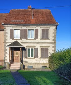 Maison Puberg - 4 pièces - 120 m². Puberg, maison d\'habitation composée :<br/>- D\'un rez-de-chaussée avec entrée/dégagement, salon, salle à manger, cuisine et salle d\'eau.<br/>- D\'un étage avec 2 chambres à coucher de 19,5 m² et 22 m² et d\'un accès aux combles.<br/>Cave semi-enterrée avec une chaufferie, un atelier avec un puit et une pièce donnant sur le terrain arrière.<br/>Une dépendance non attenante de 180 m² au sol vient compléter ce bien, le tout sur un terrain de 15 ares.<br/>Agences Nord Sud Immobilier à Sarreguemines, Diemeringen, Rohrbach les Bitche et Bitche - Contactez-nous au 03 72 64 01 02  - nordsud.immobilier@netcourrier.com