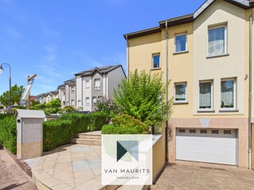 Située dans le charmant village de Wecker, au sein de la commune de Biwer, cette maison jumelée construite en 2000 développe une surface habitable d'environ 148 m² pour une totalité de ± 217 m² sur un terrain de 3,50 ares. En bon état général, elle offre des espaces de vie confortables, fonctionnels et se présente comme suit :

Le rez-de-chaussée s'ouvre sur un hall d'entrée de ± 5 m² distribuant une cuisine entièrement équipée de ± 10 m² avec accès direct à la véranda de ± 18 m², le séjour de ± 36 m², agrémenté d'un poêle à bois, offre un espace salon et salle à manger particulièrement convivial et s'ouvre sur une terrasse de ± 20 m². Un WC séparé de ± 1 m² avec lave-mains complète ce niveau.

Le premier étage est consacré à l'espace nuit et comprend trois chambres à coucher offrant des vues sur le jardin ou la rue de ± 12, 13 et 16 m², ainsi qu'une salle de bains de ± 5 m² équipée d'une baignoire, d'une douche, d'un lavabo, d'un WC, d'un sèche-serviettes et de nombreux rangements. Un palier de ± 10 m² avec la cage d'escalier dessert les différentes pièces.

Le dernier niveau propose un palier de ± 5 m² avec cage d'escalier une quatrième chambre de ± 13 m², idéale comme suite parentale ou chambre d'amis, une seconde salle de bains de ± 8 m² avec baignoire, douche, lavabo et WC, ainsi qu'un débarras aménagé sous les combles de ± 4 m², offrant un espace de rangement supplémentaire.

Le sous-sol accueille un garage double en enfilade de ± 37 m² équipé d'une porte motorisée, d'un lavabo et d'une prise triphasée. Il comprend également deux caves de ± 7 m² chacune, dont une avec un accès direct à la terrasse par un escalier extérieur, une buanderie de ± 8 m² aménagée avec douche, lavabo et WC, un local technique de ± 3 m² avec chaudière Buderus entretenue annuellement ainsi que plusieurs paliers facilitant la circulation.

Prestations et équipements :
- Châssis PVC avec double vitrage.
- Volets manuels.
- Volets électriques pour les portes vitrée à l'arrière.
- Installation existante pour volets électriques à l'avant de la maison.
- Chaudière au gaz Buderus entretenue chaque année.
- Poêle à bois dans le séjour.
- Fibre optique, interphone, nombreuses prises Ethernet, spots encastrés.
- Porte de garage motorisée remplacée en 2018.
- Panneaux solaires dédiés à la production d'eau chaude sanitaire.
- Sols en carrelage dans les pièces de vie, parquet flottant dans les chambres, dalle béton et dalle bois au dernier étage.
- Toiture en ardoises.
- Passeport énergétique F-E.

Environnement et commodités :
Située à Wecker, dans la commune de Biwer, cette maison bénéficie d'un environnement résidentiel calme tout en restant parfaitement connectée. Les arrêts de bus, la gare, les commerces, les écoles et les crèches sont rapidement accessibles. Les axes autoroutiers permettent de rejoindre facilement Luxembourg-Ville et l'aéroport. Les amateurs de nature profiteront également des forêts, pistes cyclables et sentiers de randonnée à proximité, tandis que de nombreux équipements de loisirs, centres sportifs, restaurants, golf, lac, cinéma et centre commercial viennent compléter le cadre de vie. Enfin, la maison bénéficie d'une agréable vue dégagée sur l'arrière, offrant un environnement verdoyant et paisible.

Agent responsable : Nora au +352 691 136875 ou nora@vanmaurits.lu