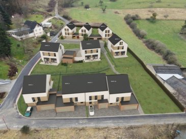 Superbe Maison NEUVE (lot 8), présentant 3 « côtés libres », disposant d'une surface totale de +/- 237 m2 dont +/- 170 m2 habitables sur +/- 3.19 ares de terrain privatif, comprenant :

Au rez-de-chaussée :
- Hall d'accueil.
- WC séparé.
- Grand salon et salle à manger avec accès de plain-pied à la terrasse de +/- 25 m2 et au jardin (+ abris de jardin de +/- 5 m2 à l'extérieur).
- Cuisine non équipée ouverte ou fermée sur salle à manger.
- Arrière cuisine / débarras.
- Buanderie.
- Local technique.
- Garage pour 2 voitures côte à côte + emplacements extérieurs.

Au 1er étage :
- Hall d'étage.
- 1 suite parentale avec dressing et salle de bains privative.
- 3 chambres à coucher.
- Salle de bains principale.

Au 2ème étage :
- Pièce polyvalente pouvant servir de 4eme et/ou 5eme chambre, bureau, salle de jeux, fitness.
- Grenier mansardé de +/- 31 m2 au sol.

Classe énergétique A/A : Chaudière pompe à chaleur avec chauffage par le sol / Triple vitrage et volets électriques / VMC double flux / revêtements des sols et muraux inclus et au choix des clients / et salles de bains complètes avec meuble lavabo au choix inclus.

Les plans restent modifiables selon vos besoins et les nécessités techniques à respecter. Frais d'acte notarié applicables sur le montant de la quote-part de terrain. Application directe du taux de TVA à 3 %.

Le prix annoncé s'entend TTC 3 %.