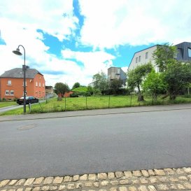 A VISITER !!!

Beau terrain à bâtir de +/- 4.52 ares libre de 4 côtés,
sans « contrat de construction.

Vous pouvez choisir vous-même votre constructeur. Niché dans un environnement tranquille et agréable, ce terrain vous offre une opportunité parfaite pour réaliser vos projets de construction.

Viabilisé et bénéficiant d'une excellente exposition (sunset l'été et en automne), il permet de profiter d'un cadre de vie lumineux et agréable, idéal pour édifier la maison de vos rêves.
Ce bien représente une occasion intéressante, avec un potentiel de valorisation élevé et proche de toutes les commodités diverses de la vie courante (supermarché, commerces, docteurs, pharmacie, écoles à 4 km de route. Marnach pourra être rejoint en +- 4 minutes de route.

Pour tout complément d'information et/ou la documentation détaillée, contactez-nous au tél: 691 850 805.

Proposition de crédit/financement à taux compétitif d'une banque luxembourgeoise incluse dans nos services gratuits.