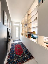 Maison coup de cœur à Belvaux / Confort, lumière et sérénité

Dans un environnement calme et recherché de Belvaux, découvrez cette superbe maison alliant parfaitement espace, luminosité et confort moderne. Une maison pensée pour la vie de tous les jours? où il suffit de poser ses valises.

Dès l'entrée? Vous êtes accueilli par un hall agréable qui mène vers un espace de vie lumineux et chaleureux.

Le salon / séjour offre une belle atmosphère conviviale, prolongée par une cuisine équipée moderne avec accès direct à une magnifique terrasse et un jardin privatif idéal pour profiter des beaux jours en toute tranquillité. Wc séparé. 

À l'étage, vous découvrirez :
- Une grande salle de bain avec douche et baignoire
- Une spacieuse chambre parentale

Au deuxième étage :
- Deux chambres supplémentaires, parfaites pour enfants, bureau ou invités

Sous-sol fonctionnel
- Garage intérieur pour 1 voiture
- Buanderie
- Cave

Extérieurs agréables
- Belle terrasse arrière avec jardin
- Petite terrasse à l'avant
- 2 emplacements extérieurs
- Accès pratique au garage par l'arrière pour 1 voiture

Confort & équipements
- Pompe à chaleur
- Double vitrage
- Adoucisseur d'eau
- Deux boilers d'eau chaude / chaudière
- Système d'alarme
- Vue dégagée
- Aucun travaux à prévoir

Surfaces et dimensions données à titre indicatif.

Pour plus d'informations ou pour organiser une visite, n'hésitez pas à nous contacter.

Moura Jemp
+352621216646