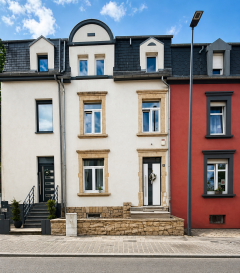 Maison coup de cœur à Belvaux / Confort, lumière et sérénité

Dans un environnement calme et recherché de Belvaux, découvrez cette superbe maison alliant parfaitement espace, luminosité et confort moderne. Une maison pensée pour la vie de tous les jours? où il suffit de poser ses valises.

Dès l'entrée? Vous êtes accueilli par un hall agréable qui mène vers un espace de vie lumineux et chaleureux.

Le salon / séjour offre une belle atmosphère conviviale, prolongée par une cuisine équipée moderne avec accès direct à une magnifique terrasse et un jardin privatif idéal pour profiter des beaux jours en toute tranquillité. Wc séparé. 

À l'étage, vous découvrirez :
- Une grande salle de bain avec douche et baignoire
- Une spacieuse chambre parentale

Au deuxième étage :
- Deux chambres supplémentaires, parfaites pour enfants, bureau ou invités

Sous-sol fonctionnel
- Garage intérieur pour 1 voiture
- Buanderie
- Cave

Extérieurs agréables
- Belle terrasse arrière avec jardin
- Petite terrasse à l'avant
- 2 emplacements extérieurs
- Accès pratique au garage par l'arrière pour 1 voiture

Confort & équipements
- Pompe à chaleur
- Double vitrage
- Adoucisseur d'eau
- Deux boilers d'eau chaude / chaudière
- Système d'alarme
- Vue dégagée
- Aucun travaux à prévoir

Surfaces et dimensions données à titre indicatif.

Pour plus d'informations ou pour organiser une visite, n'hésitez pas à nous contacter.

Moura Jemp
+352621216646