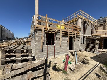 Une situation exceptionnelle, Projet exceptionnel ! En COURS DE CONSTRUCTION ET DISPONIBLE AU 01/07/2026, superbe maison neuve (Lot 1), de +/- 220 m² dont +/- 149 m² habitables sur +/- 2 ares de terrain privatif, comprenant :

- Hall d'accueil.
- Living et salle à manger avec accès de plain-pied à la terrasse de +/- 16 m².
- Cuisine non équipée ouverte ou fermée sur salle à manger.
- 4 chambres à coucher au 1er étage.
- 2 Salles de bains.
- 2 WC séparés.
- Bureau.
- Buanderie / local technique.
- 2 GARAGES INTERIEURS.

Classe énergétique AB : chaudière pompe à chaleur avec chauffage par le sol, fenêtres en triple vitrage et volets électriques, VMC, peinture intérieure incluse.

VISITE DU CHANTIER POSSIBLE SUR RENDEZ-VOUS

Une invitation unique au Bien-Vivre dans un cadre verdoyant... Ce nouveau lotissement s'intègre harmonieusement au village et à son environnement résidentiel. Toutes les commodités à disposition : écoles, commerces, transports publics, structures de santé & bien-être, loisirs et sports... Le projet d'architecture idéalement situé, dans un quartier résidentiel calme, comprendra 5 maisons de grand standing, 3 appartements et 1 duplex de type « loft ».

Le maître d'ouvrage a opté pour des constructions contemporaines, privilégiant un habitat confortable, comprenant des grandes pièces de vie ouvertes vers l'extérieur par de larges baies vitrées.

Nos 5 maisons ont été réalisées dans un souci de confort et de bien-être. À la fois élégantes et fonctionnelles, elles proposent de beaux espaces en intérieur et de vastes jardins, vous invitant à la détente en extérieur. Profitez d'un déjeuner en famille sur la terrasse ou d'un bain de soleil devient réalité !

Fais d'acte notarié applicable sur le montant de la quote-part terrain.

Le prix s'entend TTC 3% et ne sera pas révisé en cas d'indexation !