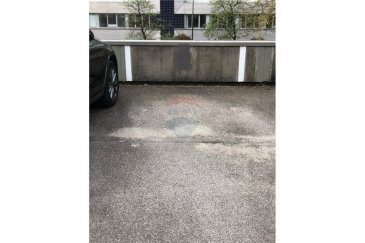 Veuillez contacter Mathieu Bossennec pour de plus amples informations :
- T : +352 661 521 730
- E : mathieu.bossennec@remax.lu

REMAX, Spécialiste de l'immobilier, vous propose deux places de parkings à louer au cœur de Luxembourg-Dommeldange, à la rue Jean Engling. Facile d'accès, spacieuse, dans un endroit stratégique, elle vous permettra d'y garer votre voiture aisément.

Libre de suite, tout type de véhicule peut y être accommodé.

Frais d'agence à la charge du locataire : 125 % du loyer + TVA 17 % 