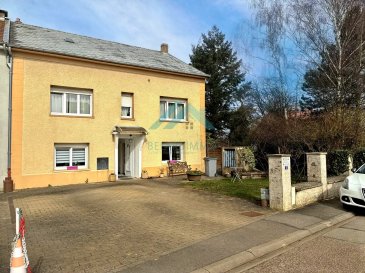 Belardimmo vous propose une charmante maison de village mitoyenne édifiée sur 8ares de terrain, à Hagen, à quelques minutes du Luxembourg (Frisange) composée comme suit :

-Au rez de chaussée, une entrée, un bureau, un salon, une salle à manger avec cuisine - accès au jardin, une salle de douche, une chambre avec accès à une véranda à rénover.
Vous trouverez également l'accès à la cave.

-Au 1è étage : trois chambres spacieuses ainsi qu'une salle de bains et un WC séparé 

-Au 2è étage : deux chambres à rafraichir  ainsi que des combles totalement aménageables selon vos envies
50m² au sol et 4 mètres de hauteur.

A l'extérieur, vous trouverez un beau jardin arboré avec vue sur la campagne ( terrain agricole, non constructible)
Un puits avec une pompe ainsi qu'une cuve de récupération des eaux de pluie d'une contenance de 6000m3

Concernant les caractéristiques technique :
-Chaudière fioul Viessmann en bon état
-Une cuve à fioul de 2000L
-Double vitrage partout sauf les velux des combles
-Electricité à revoir
-Toiture non isolé en eternit contenant de l'amiante

Idéal pour une famille souhaitant de grands volumes 
Investisseurs ( création d'appartements)

Pour plus d'informations, contactez Emma KLAM au 00 352 661 880 526

 ---------- 
Belardimmo proposes you a charming semi-detached village house built on 8ares of land, in Hagen, a few minutes from Luxembourg (Frisange) composed as follows :

-Ground floor: entrance hall, study, living room, dining room with kitchen - access to the garden, shower room, bedroom with access to a veranda to be renovated.
You'll also find access to the cellar.

-1st floor: three spacious bedrooms, bathroom and separate toilet.

-2nd floor: two bedrooms in need of refreshment, plus attic space that can be totally converted as you wish.
50m² floor area and 4-meter height.

Outside, you'll find a lovely wooded garden overlooking the countryside (agricultural land, not suitable for building).
A well with pump and a 6000m3 rainwater collection tank.

Technical specifications:
Viessmann oil-fired boiler in good condition
-2000L oil tank
-Double glazing throughout, except attic skylights
-Electricity to be reviewed
-Uninsulated Eternit roof containing asbestos

Ideal for a family looking for large volumes
Investors (creation of apartments)

 ---------- 
Belardimmo bitt Iech e charmant Zwee-Wunneen-Duerfhaus, gebaut op 8 Aker Land zu Hagen, e puer Minutten ewech vun Lëtzebuerg (Frisange), mat de folgende Raumopdeelungen: - Am Erdgeschoss: e Entrée, e Büro, e Wunnzëmmer, e Iesszëmmer mat Kichen - Zougang zum Gaart, e Duschzëmmer, e Schlofkummer mat Zougang zu enger Veranda, déi renovéiert muss ginn.
Et gëtt och Zougang zum Keller. - Op der éischter Etage: dräi geräumeg Schlofkummeren, e Buedzëmmer an e separaten WC. - Op der zweeter Etage: zwou Schlofkummeren, déi eng Renovatioun brauchen, an e voll konvertiblen Daachgeschoss mat 50 m² Buedemfläch an 4 Meter héije Plafongen.

Baussen fannt Dir e schéine Gaart mat Beem a Vue op d'Landschaft (landwirtschaftlech Fläch, net baulandeg). E Brunn mat Pompel an e Reewaasser-Sammelbehälter mat enger Kapazitéit vun 6000 m³.

Technesch Spezifikatiounen: - Viessmann-Uelegkessel a guddem Zoustand - 2.000-Liter-Uelegtank - Duerchgaangend Duebelverglasung ausser bei den Dachfënsteren - Elektrescht System muss aktualiséiert ginn - Onisoléiert Asbestzement-Dach Ideal fir eng Famill, déi vill Plaz sicht Investisseuren (Schafe vu Wunnengen)