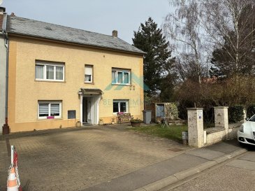 Belardimmo vous propose une charmante maison de village mitoyenne édifiée sur 8ares de terrain, à Hagen, à quelques minutes du Luxembourg (Frisange) composée comme suit :

-Au rez de chaussée, une entrée, un bureau, un salon, une salle à manger avec cuisine - accès au jardin, une salle de douche, une chambre avec accès à une véranda à rénover.
Vous trouverez également l'accès à la cave.

-Au 1è étage : trois chambres spacieuses ainsi qu'une salle de bains et un WC séparé 

-Au 2è étage : deux chambres à rafraichir  ainsi que des combles totalement aménageables selon vos envies
50m² au sol et 4 mètres de hauteur.

A l'extérieur, vous trouverez un beau jardin arboré avec vue sur la campagne ( terrain agricole, non constructible)
Un puits avec une pompe ainsi qu'une cuve de récupération des eaux de pluie d'une contenance de 6000m3

Concernant les caractéristiques technique :
-Chaudière fioul Viessmann en bon état
-Une cuve à fioul de 2000L
-Double vitrage partout sauf les velux des combles
-Electricité à revoir
-Toiture non isolé en eternit contenant de l'amiante

Idéal pour une famille souhaitant de grands volumes 
Investisseurs ( création d'appartements)

 ---------- 
Belardimmo proposes you a charming semi-detached village house built on 8ares of land, in Hagen, a few minutes from Luxembourg (Frisange) composed as follows :

-Ground floor: entrance hall, study, living room, dining room with kitchen - access to the garden, shower room, bedroom with access to a veranda to be renovated.
You'll also find access to the cellar.

-1st floor: three spacious bedrooms, bathroom and separate toilet.

-2nd floor: two bedrooms in need of refreshment, plus attic space that can be totally converted as you wish.
50m² floor area and 4-meter height.

Outside, you'll find a lovely wooded garden overlooking the countryside (agricultural land, not suitable for building).
A well with pump and a 6000m3 rainwater collection tank.

Technical specifications:
Viessmann oil-fired boiler in good condition
-2000L oil tank
-Double glazing throughout, except attic skylights
-Electricity to be reviewed
-Uninsulated Eternit roof containing asbestos

Ideal for a family looking for large volumes
Investors (creation of apartments)

 ---------- 
Belardimmo bitt Iech e charmant Zwee-Wunneen-Duerfhaus, gebaut op 8 Aker Land zu Hagen, e puer Minutten ewech vun Lëtzebuerg (Frisange), mat de folgende Raumopdeelungen: - Am Erdgeschoss: e Entrée, e Büro, e Wunnzëmmer, e Iesszëmmer mat Kichen - Zougang zum Gaart, e Duschzëmmer, e Schlofkummer mat Zougang zu enger Veranda, déi renovéiert muss ginn.
Et gëtt och Zougang zum Keller. - Op der éischter Etage: dräi geräumeg Schlofkummeren, e Buedzëmmer an e separaten WC. - Op der zweeter Etage: zwou Schlofkummeren, déi eng Renovatioun brauchen, an e voll konvertiblen Daachgeschoss mat 50 m² Buedemfläch an 4 Meter héije Plafongen.

Baussen fannt Dir e schéine Gaart mat Beem a Vue op d'Landschaft (landwirtschaftlech Fläch, net baulandeg). E Brunn mat Pompel an e Reewaasser-Sammelbehälter mat enger Kapazitéit vun 6000 m³.

Technesch Spezifikatiounen: - Viessmann-Uelegkessel a guddem Zoustand - 2.000-Liter-Uelegtank - Duerchgaangend Duebelverglasung ausser bei den Dachfënsteren - Elektrescht System muss aktualiséiert ginn - Onisoléiert Asbestzement-Dach Ideal fir eng Famill, déi vill Plaz sicht Investisseuren (Schafe vu Wunnengen)