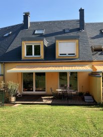 Découvrez cette charmante maison mitoyenne à vendre, située dans la paisible ville de Syren, Luxembourg. Ce bien immobilier est proposé par Park Agence et offre un cadre de vie agréable et convivial.

Détails de la propriété:
Cette maison construite en 2006 se déploie sur une surface habitable de 200 m² et s'étend sur un terrain de 3,39 ares. Avec ses 4 chambres, 1 salle de bain et 1 salle de douche, elle est idéale pour une grande famille. La cuisine équipée de style ouvert est parfaite pour préparer des repas tout en profitant de la convivialité des espaces de vie. Le bien dispose également d'une grande terrasse de 28 m² et d'un jardin spacieux de 150 m², parfaits pour des moments de détente en plein air. Une place de parking intérieure et deux places extérieures complètent cette offre. La maison est équipée d'un système d'alarme pour garantir votre sécurité. De plus, un espace de rangement au sous-sol et une cave à vin sont disponibles, ainsi qu'une buanderie pratique.

Installations à proximité:
La ville de Syren offre de nombreuses commodités. Vous y trouverez des écoles de qualité, des commerces variés et des restaurants pour tous vos besoins quotidiens. Les parcs et les espaces de loisirs ne manquent pas pour des activités en famille ou entre amis. Syren est également bien desservie par les transports en commun, facilitant vos déplacements et vous permettant de rejoindre facilement les centres urbains environnants.

Ne manquez pas cette opportunité unique! Contactez-nous pour planifier une visite en utilisant notre formulaire de contact ou par téléphone.