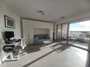 Luxembourg-Belair, 7, rue Nicolas Simmer, près de la Place de l'Etoile et de la Route d'Arlon, magnifique studio de 37 m2 entièrement meublé avec des finitions haut de gamme au troisième étage avec ascenseur. Entrée, salon, salle d'eau avec toilettes, terrasse exposée sud-ouest de 7m2, cave. 
Année de construction 2025, classe énergétique : triple A. 
Loyer : 1 800 euros + 150 euros de charges. Disponible à partir du 1er décembre 2026. 
Pour une personne seulement. Bail minimum de deux ans. 
Frais d'agence : un mois de loyer + TVA, 50 % à la charge du propriétaire, 50 % à la charge du locataire.
