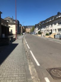 Laforêt capital a le plaisir de vous proposer en location un duplex de 127,01 m2 au 3ième étage d'une résidence entièrement Rénové, situé à quelques minutes de la zone piétonne avec tous ses magasins, pharmacie, restaurant et écoles.


Le bien il se compose comme suite :

3ième étage :

- Hall d'entrée (8,6 m²)
- Living et Cuisine (32,60 m²)
- Salle de bain (9,6 m²)
- Chambre (16,1 m²)
- Chambre (15,9 m²)

4ième Étage :

- Suite parentale avec salle de bain et dressing (44,21 m²)

Loyer + Charges: 2 150€ + 160€ = 2 310 €
Caution ( 2 mois de loyer ): 4 300 €
Frais d'agence ( 1 Loyer + TVA 17%) : 2 515,50 €


Pour plus de renseignements : 28 77 85 36 ou 691 129 201 ou par email : ettelbruck@laforet.lu

Nous sommes toujours à la recherche de nouveaux biens immobilier à proposer à nos clients, contactez-nous !