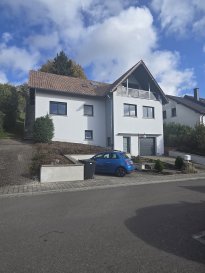Ettelbruck Vente  - Maison     1 120 000 € Immo Nordstrooss vous propose en vente une charmante maison individuelle située à proximité de l'autoroute ainsi que du centre ville avec toutes ses commodités dans le Cité Loppert à Ettelbruck sise sur un terrain de +/-8.18 ares.
Construite en 1980, la maison offre une surface habitable de +/- 228,07 m2 et une surface totale de +/- 307 m2.
- au rez-de-chaussée hall d'entrée/escalier 18.37m2, bureau 10.79m2, un grand garage pour deux voiture 37.80, espace chaufferie, une cave et 2 emplacements extérieurs.
- au rez-de-jardin le hall, un grand living trés spacieux avec une salle à manger, une cuisine bien équipée ouverte 47.03m2 avec accès au terrasse 39m2 et au jardin, et 3 chambres à coucher ( 16.05m2, 15.96m2, 9,20m2 ), salle de douche avec double vasque 6.78m2,et un WC séparé.
- à l'étage hall de nuit, 2 grande chambres à coucher, une avec accès au balcon7.50m2 avec magnifique vue, salle de bain et une espace kitchinette.
Situation : en périphérie Ouest, dans un lotissement à flanc de colline orienté Sud proche de la voirie principale. Cadre vallonné en pleine nature. Stationnement possible en bordure de voirie. Bonnes liaisons avec le centre-ville.
Pour tout renseignement complémentaire ou information veuillez nous contacter par email info@immonordstrooss.lu ou par Tél: 691 850 805.
Proposition de crédit/financement à taux compétitif auprès des banques Luxembourgeoise incluse dans nos services gratuits.