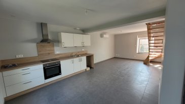 IDEALEMENT SITUE, DANS PETIT IMMEUBLE, TRES BEL APPARTEMENT TYPE F4 EN ENTREE INDIVIDUELLE, TERRASSE ET JARDIN PRIVATIF comp: Entrée, cuisine équipée ouverte sur vaste salon/séjour, wc. A l'étage: 3 chambres, salle de bain et wc. Place de stationnement et cave.