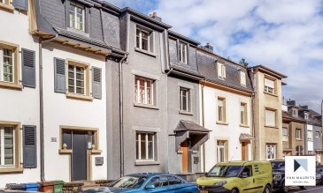 Située au Reckenthal-Rollingergrund, quartier recherché de Luxembourg aux abords de la forêt, cette belle maison de ville datant des années ‘30 a été soigneusement rénovée au fil du temps avec des finitions haut de gamme. 
Bâtie sur un terrain de 2ar 49ca orienté nord-sud, la maison dispose d'une surface habitable nette de ± 168 m² pour une surface totale brute de
± 267 m². 

Dotée de nombreux attraits qui devraient faire le bonheur d’une famille, elle se compose comme suit :

Au rez-de-chaussée, le long hall d'entrée ± 5 m² s’ouvre sur la pièce de vie agencée en open-space ± 50 m² et composée d’un spacieux double séjour-salle à manger avec cuisine ouverte et moderne, aménagée et équipée Whirlpool. Celle-ci dispose d’une porte-fenêtre s’ouvrant sur la terrasse en bois couverte ± 15 m² avec vue dégagée sur le jardin et la forêt et chauffée par champignons à chaleur encastrés.
 
Le 1er étage se compose d'un palier nuit ± 6 m² desservant deux chambres de ± 15 et 18 m² ainsi qu'une salle de bain ± 6 m² (baignoire, deux lavabos, sèche-serviettes et wc).
 
Au 2ème étage, un palier ± 3 m² donne accès à la spacieuse suite parentale ± 37 m² composée d’une chambre, d’un dressing séparé et d’une salle de douche ± 9 m² (douche italienne, lavabo, sèche-serviettes et wc).

Le rez-de-jardin comprend une chambre ± 16 m² avec salle de douche 
± 3 m² (douche italienne, lavabo, sèche-serviettes) donnant sur le jardin 
± 50 m² et un spacieux garage ± 41 m² permettant de garer deux voitures.

Enfin, le sous-sol se compose d'un couloir ± 5 m² desservant une buanderie-lingerie ± 15 m² avec vestiaire ± 11 m², une cave à vin ± 10 m², la chaufferie (chaudière au gaz de ville) et un wc séparé ± 1 m².

Détails complémentaires :
 
•Maison en excellent état, rénovations récentes (2018) ; idéale pour famille nombreuse ;
•Parquet d'époque et belles hauteurs sous plafond ;
•Chaudière au gaz Viessmann en bon état (2014) ;
•Matériaux de qualité, sanitaires haut de gamme Hansgrohe ;
•Châssis bois et pvc, double vitrage (2000/2020) ;
•Cadre verdoyant, sans vis-à-vis ; accès direct à la forêt Bambesch en sortant du garage ;
•Double garage ;
•Situation recherchée : quartier résidentiel proche du centre-ville et de ses commodités (transports en commun, commerces, restaurants, …) et du Kirchberg (institutions européennes, ...).
 
Agent responsables : Florian Apolinario et Geoffrey Depré
Mobiles : +352 691 110 397/ +352 661 127 777
E-mails : florian@vanmaurits.lu / geoffrey@vanmaurits.lu